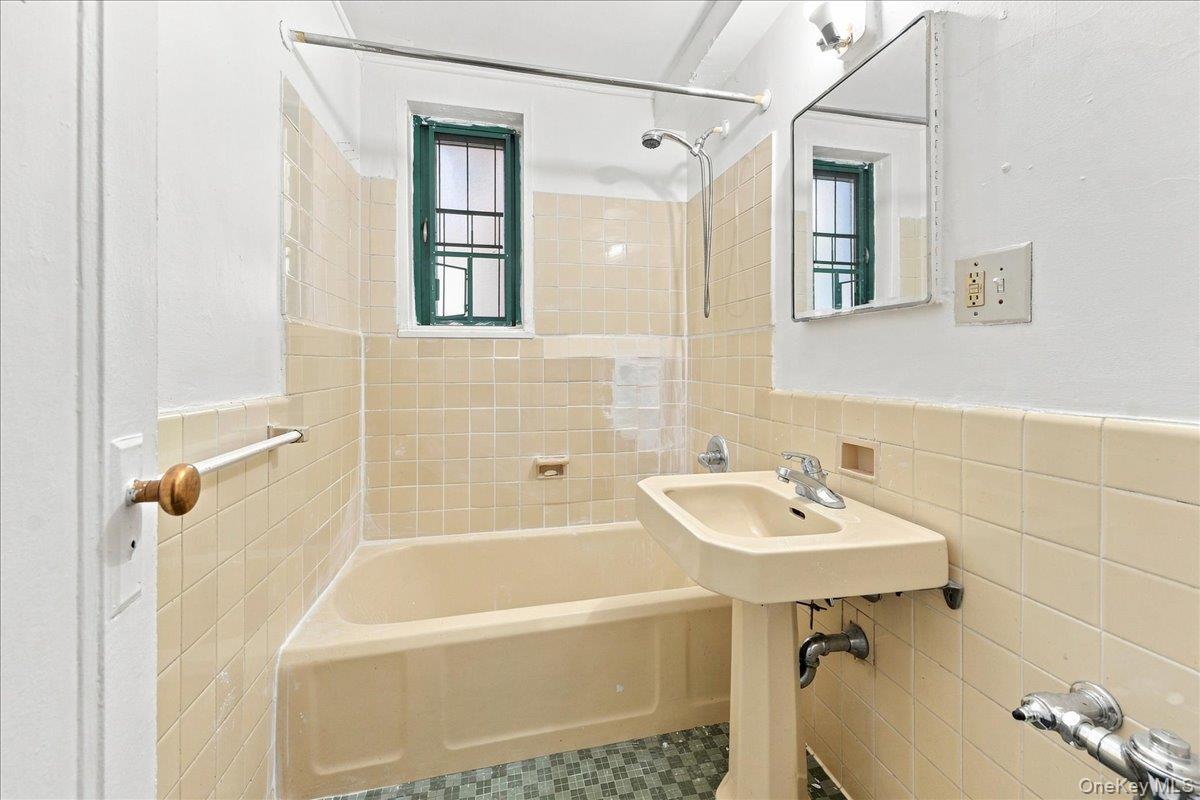 1589 Unionport Road, Unit ME photo 7