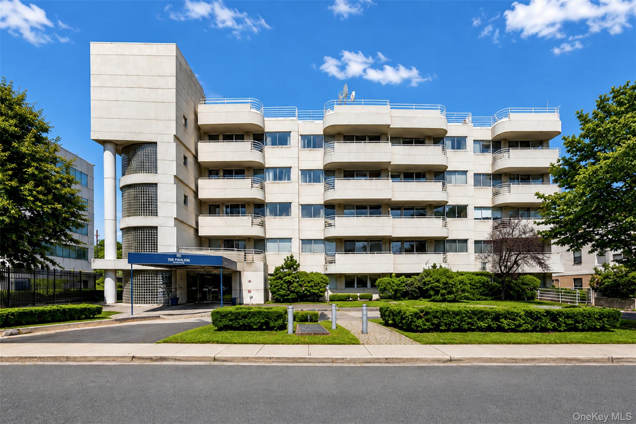 88 Cuttermill Road, Unit 322 photo 20