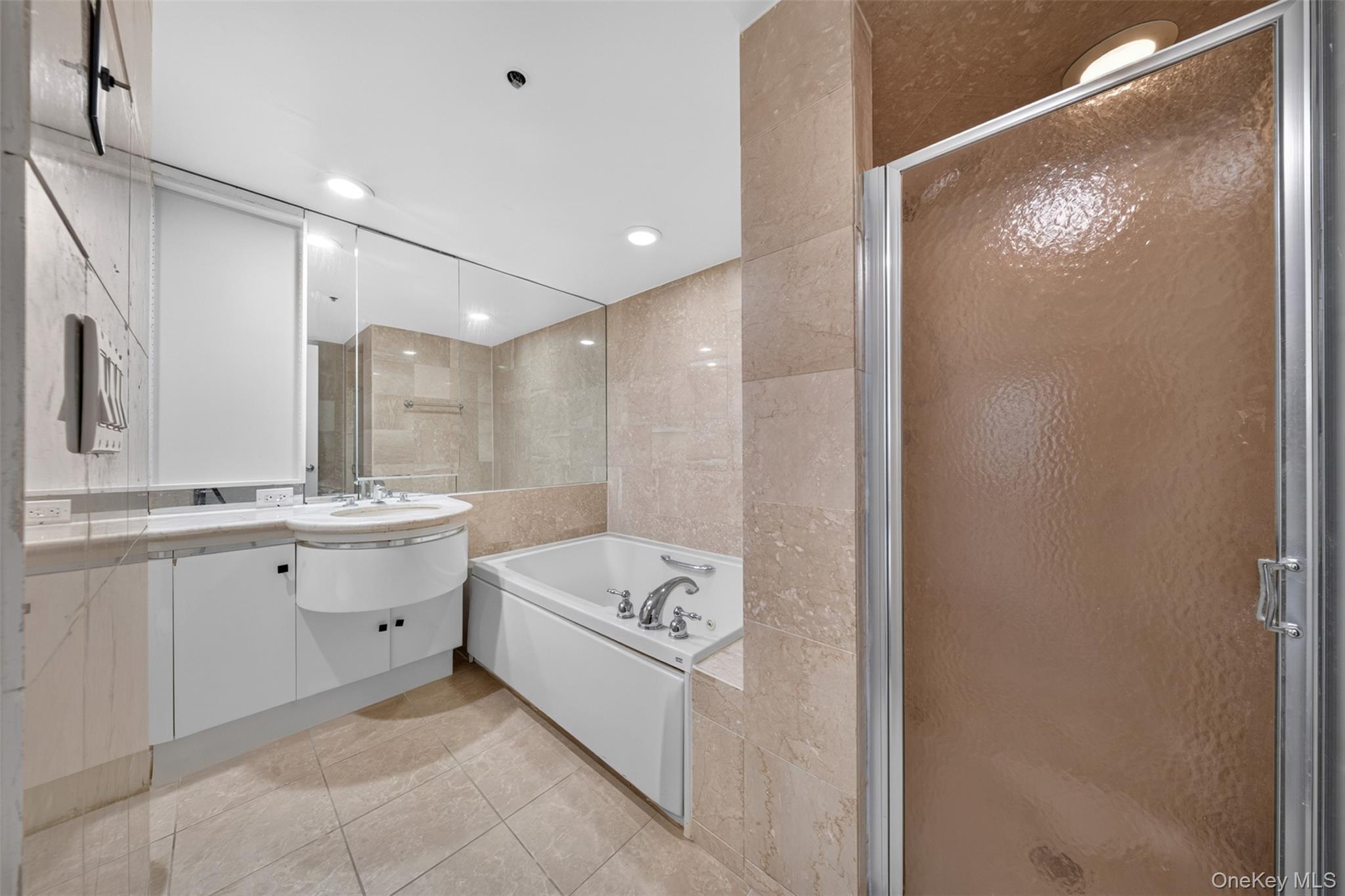 88 Cuttermill Road, Unit 322 photo 13