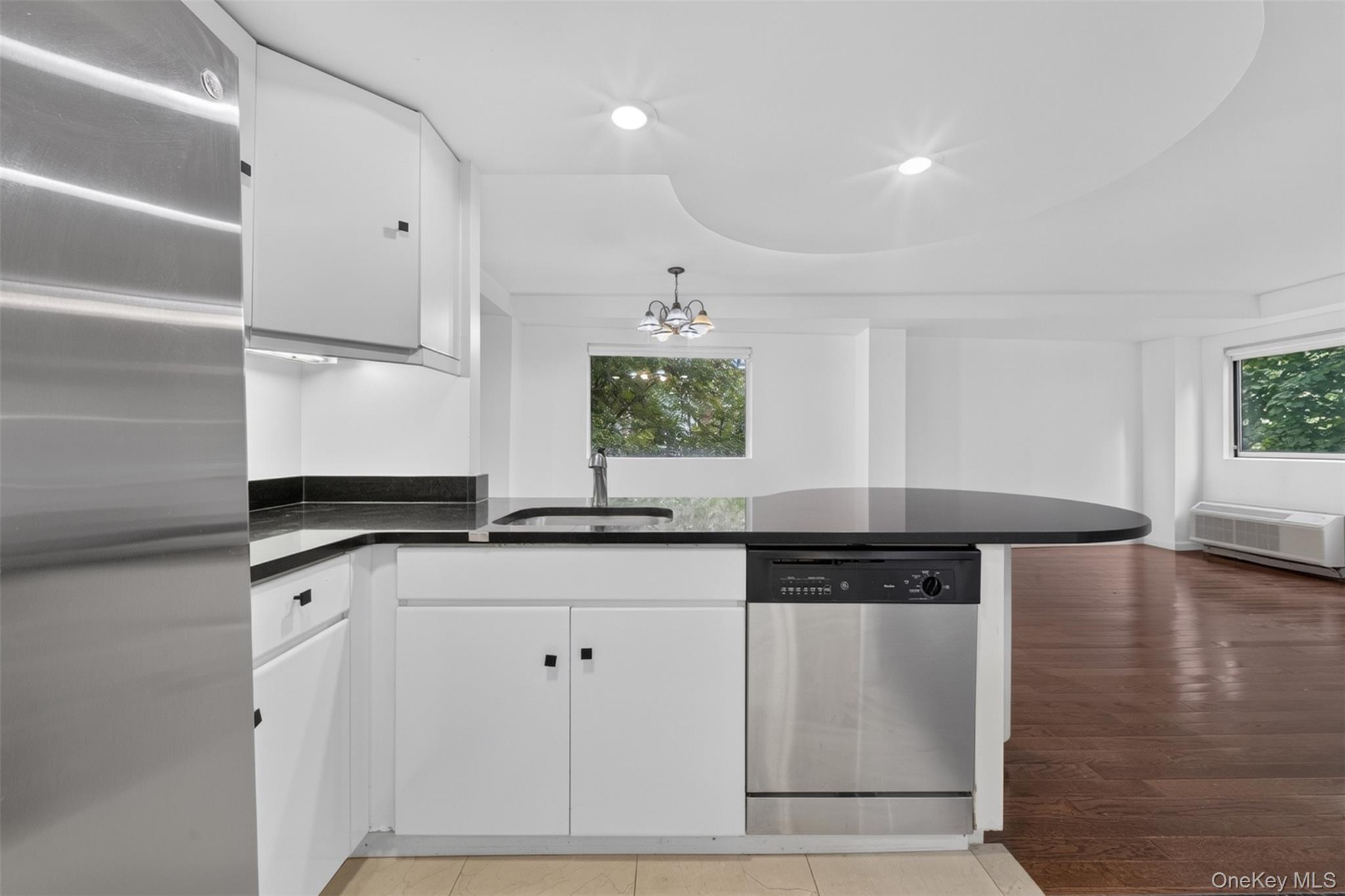 88 Cuttermill Road, Unit 322 photo 5