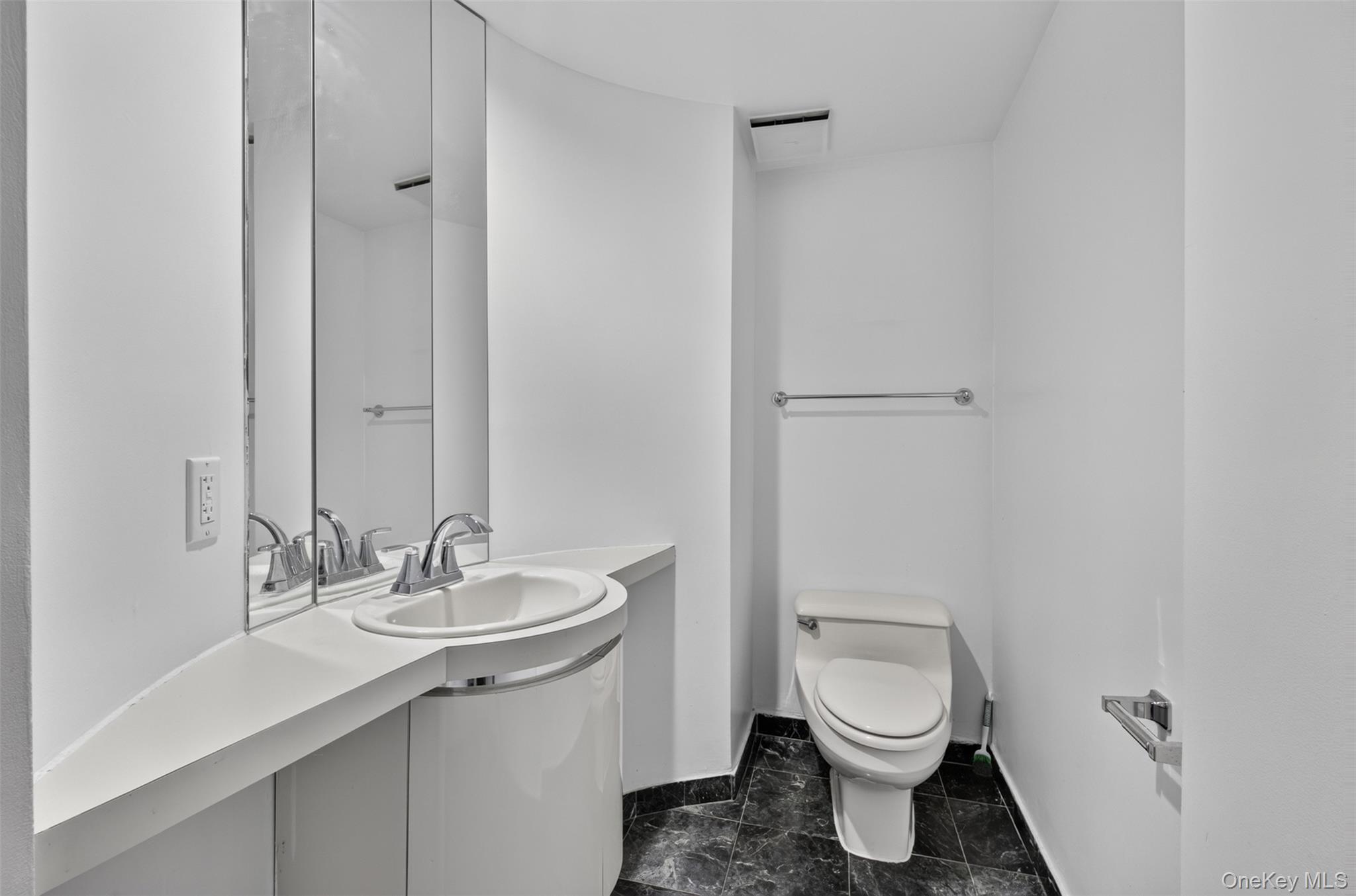 88 Cuttermill Road, Unit 322 photo 15