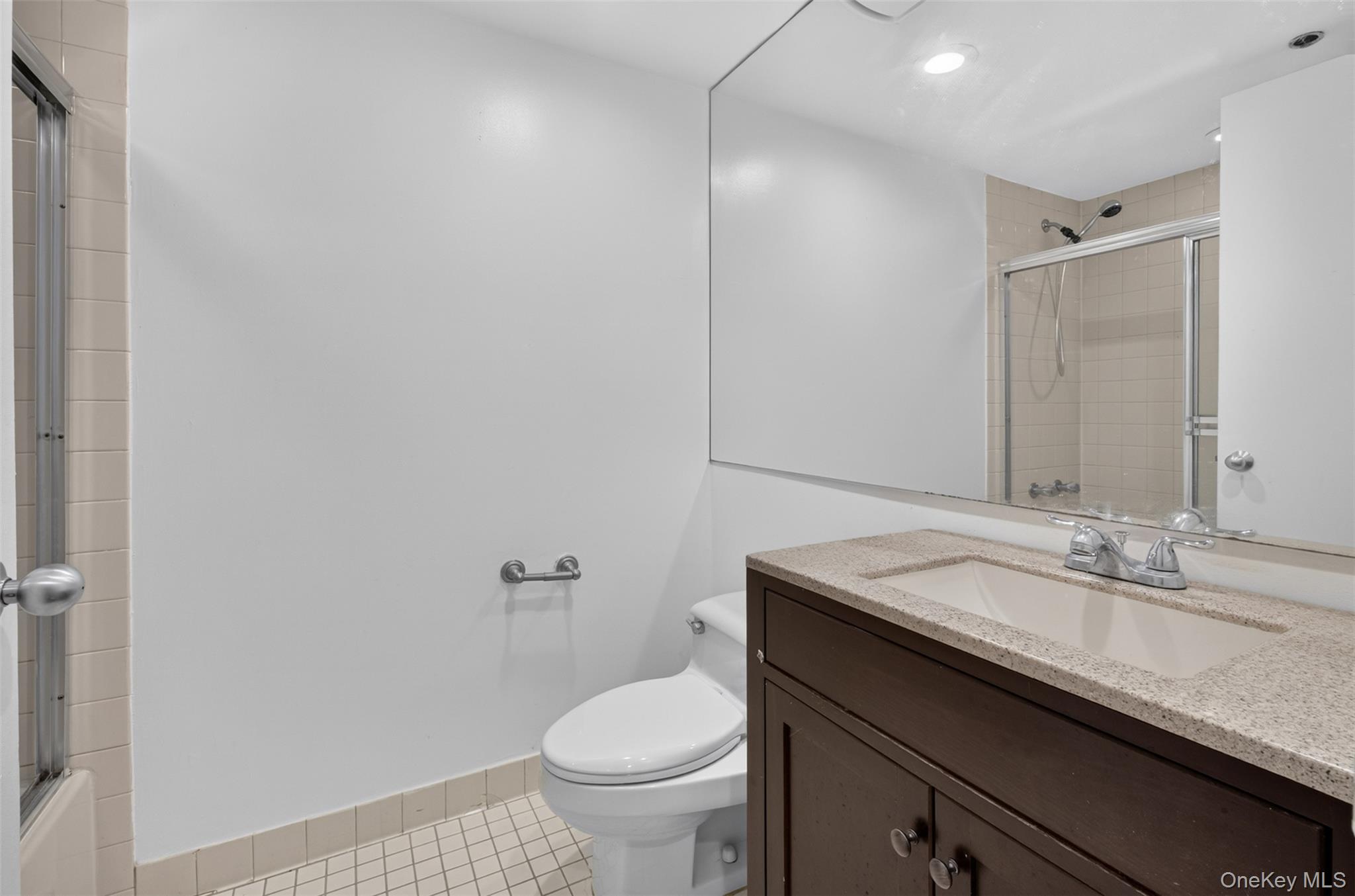 88 Cuttermill Road, Unit 322 photo 14