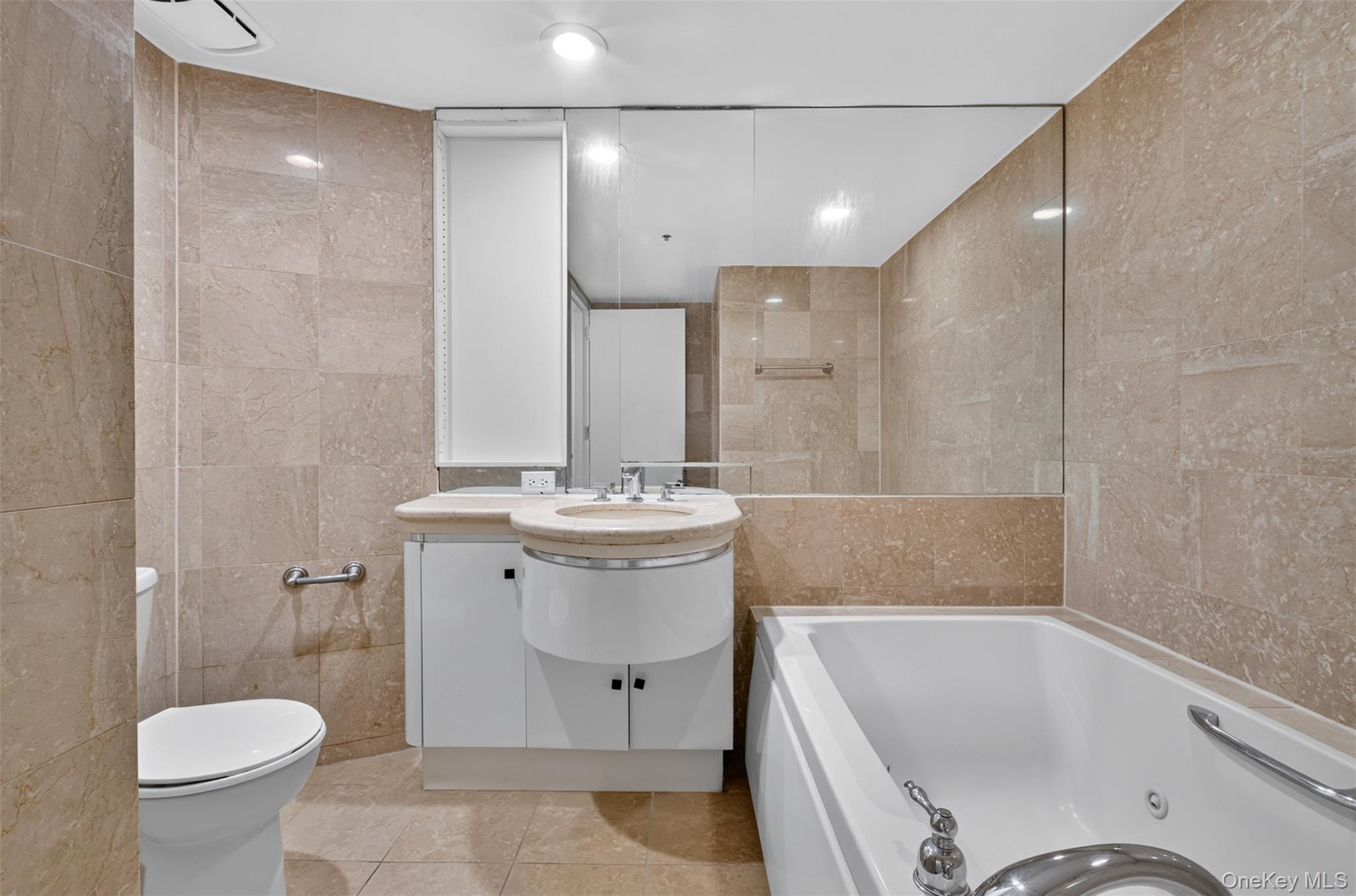 88 Cuttermill Road, Unit 322 photo 12
