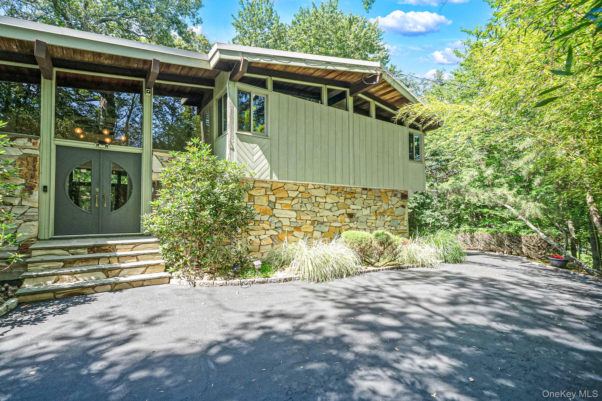 135 Oakside Drive – For Sale