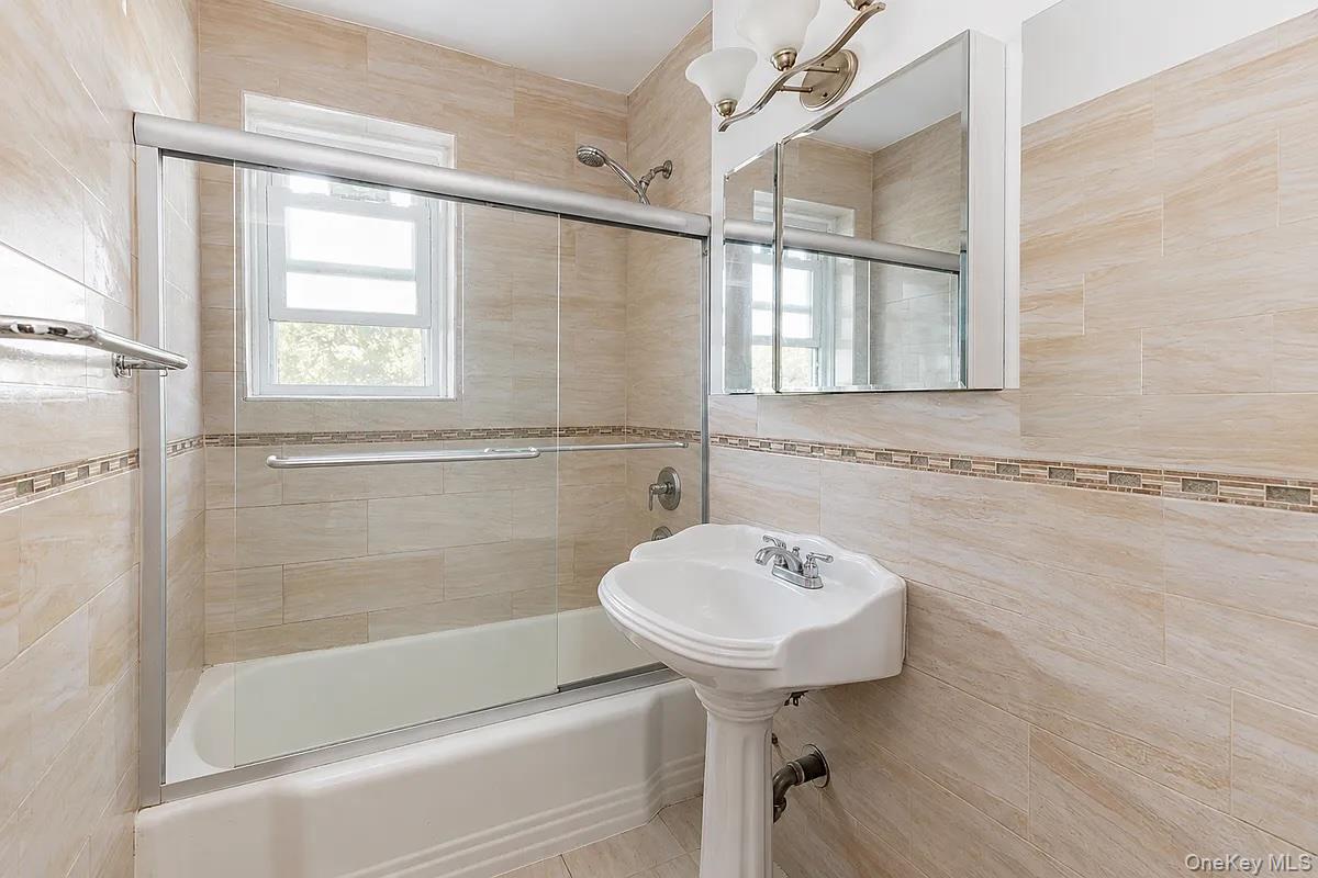 66-92 Selfridge, Unit 3J photo 4