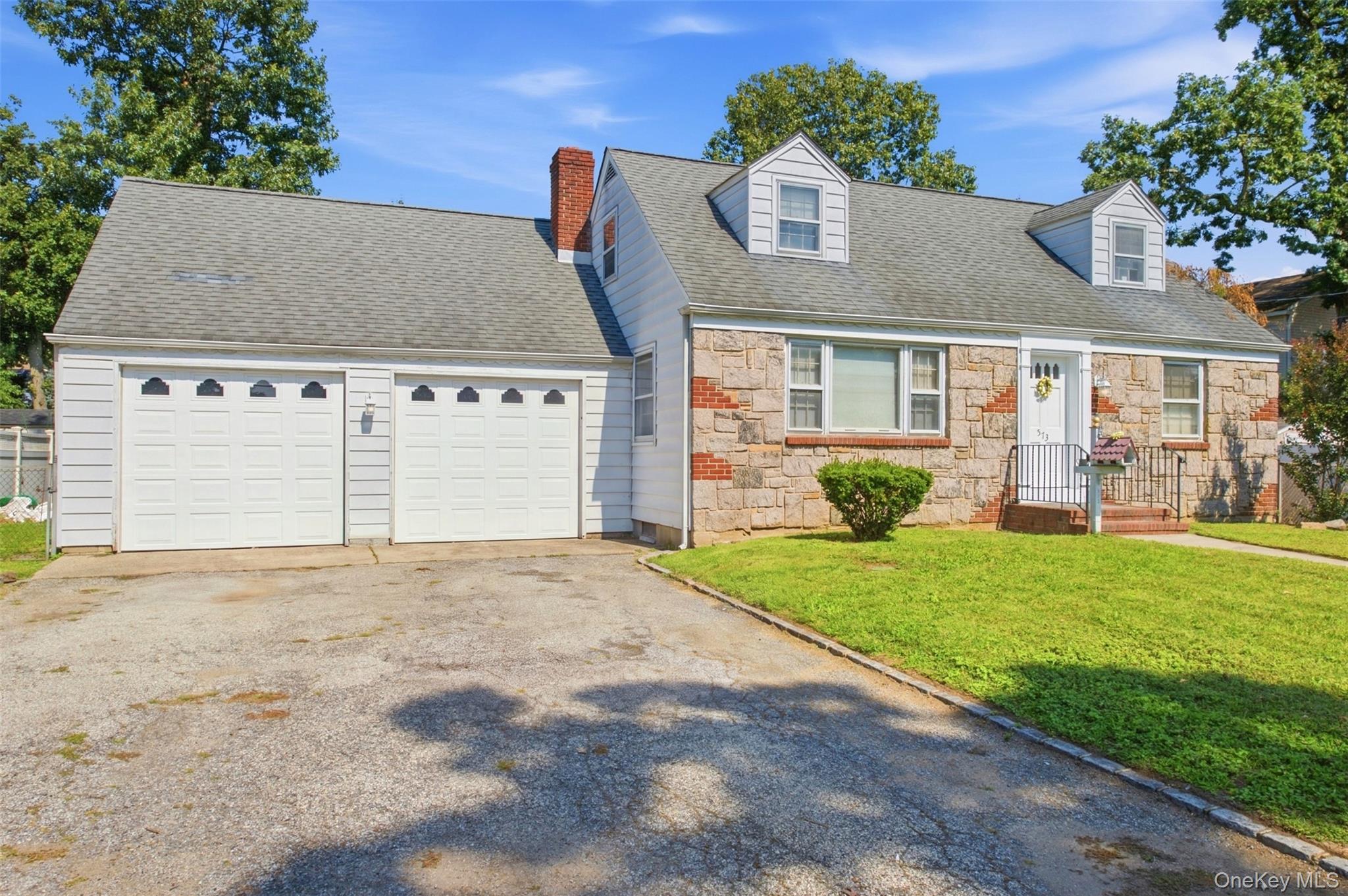 573 Grove Place – For Sale photo 3