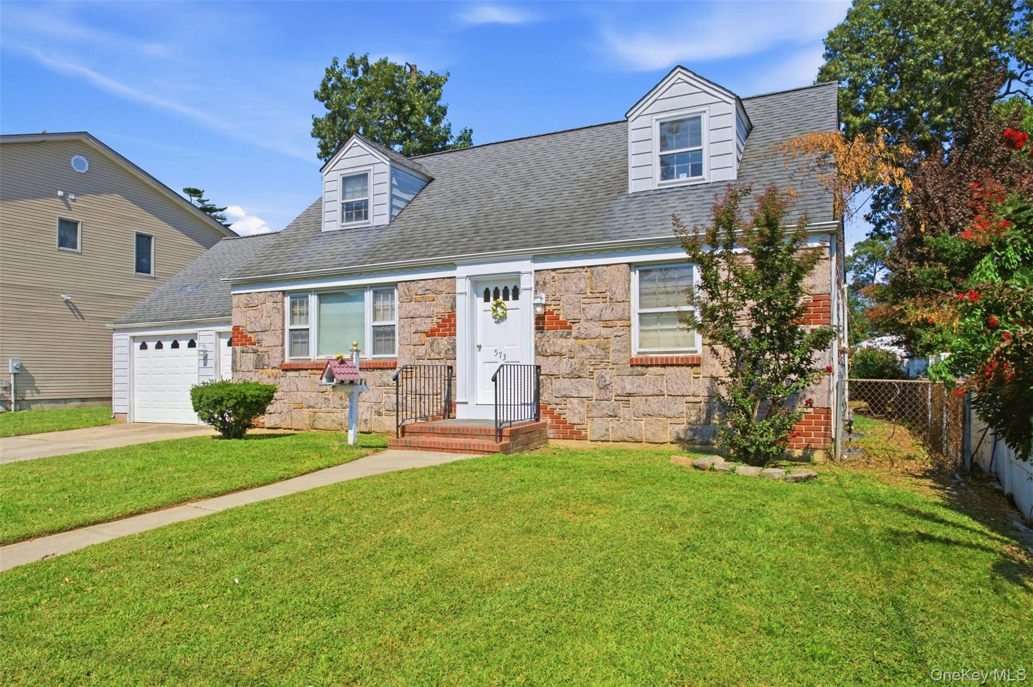 573 Grove Place – For Sale photo 2