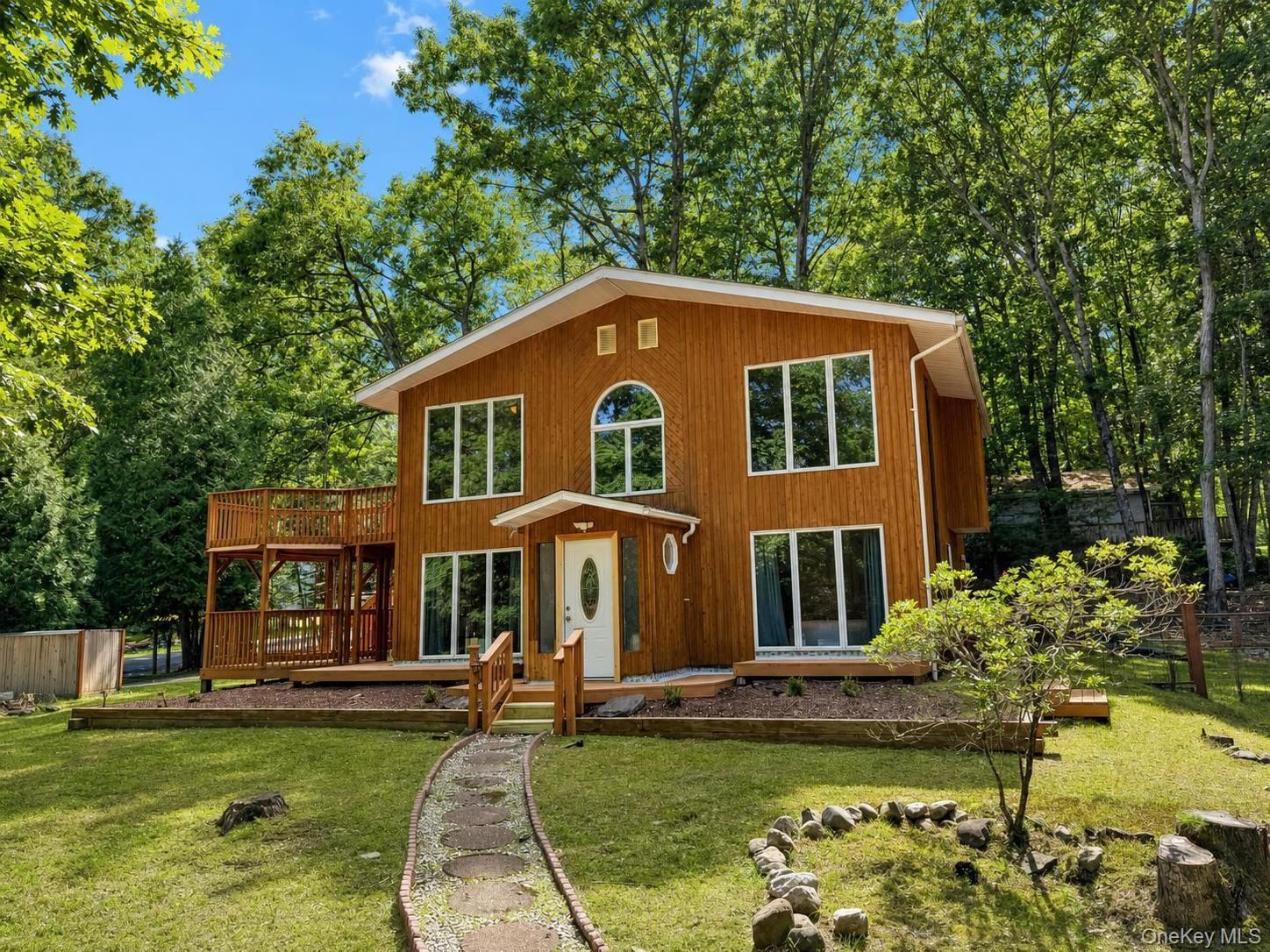 33 Buckingham Circle – For Sale