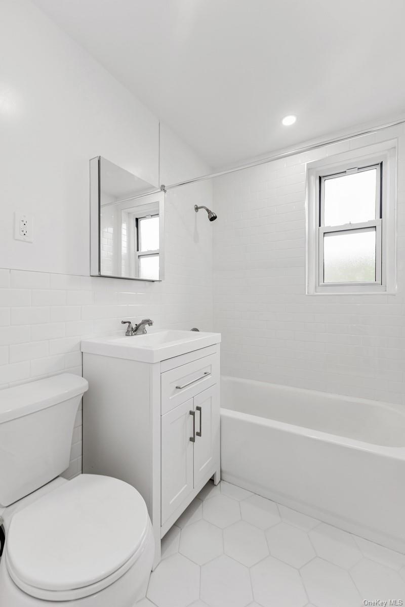 66-33 Yellowstone Boulevard, Unit 5D photo 6