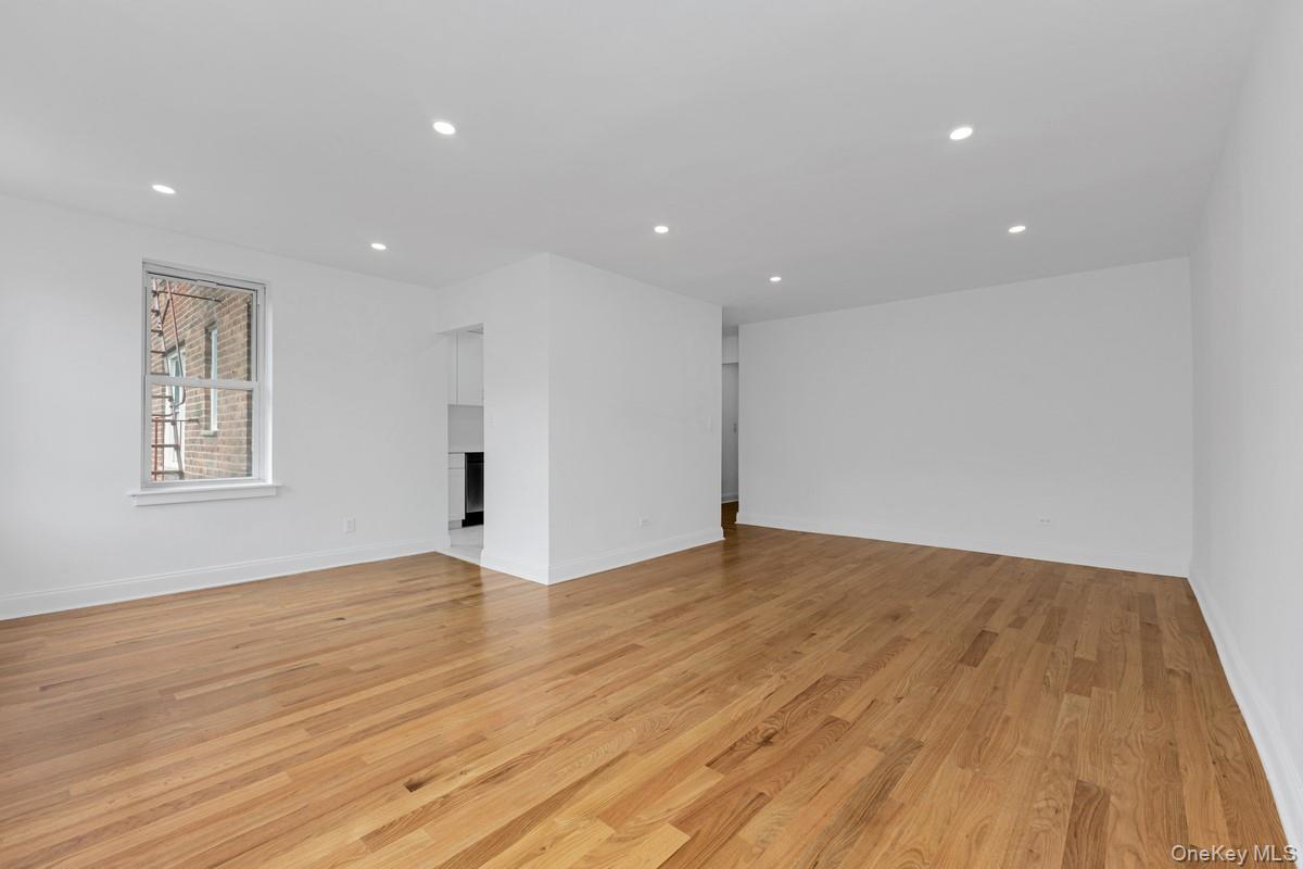 66-33 Yellowstone Boulevard, Unit 5D photo 2