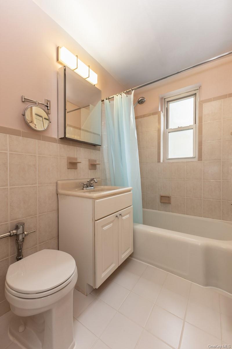 66-33 Yellowstone Boulevard, Unit 5B photo 6