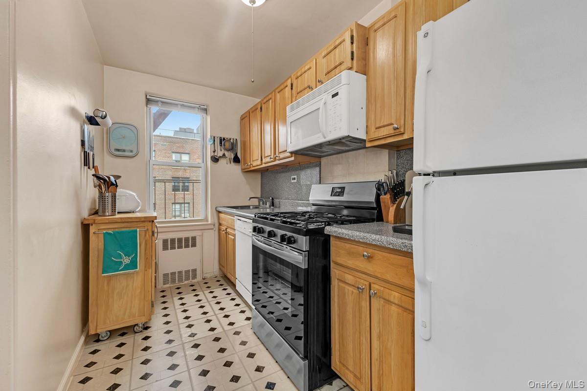 66-33 Yellowstone Boulevard, Unit 5B photo 3