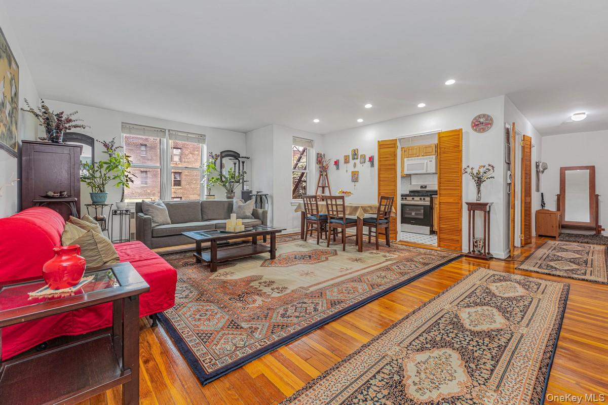 66-33 Yellowstone Boulevard, Unit 5B photo 2