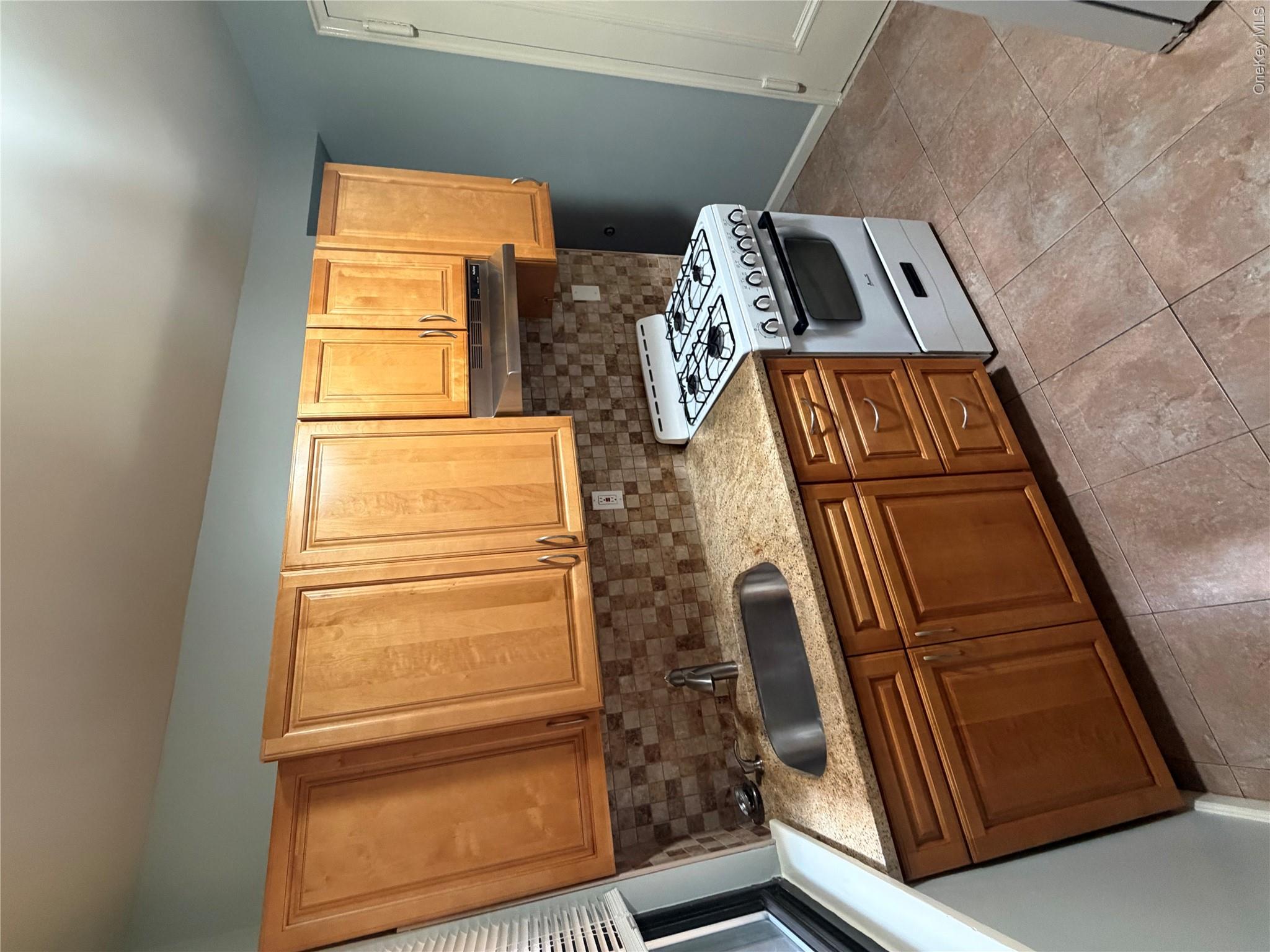 690 fairview ave, Unit 1B photo 3