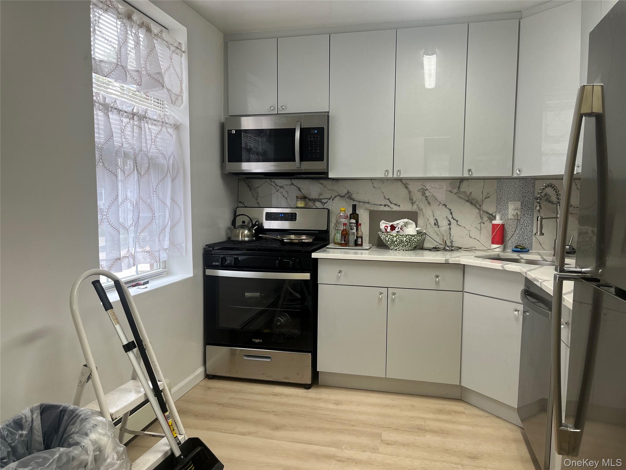 208-10A 39 Avenue – For Rent photo 3