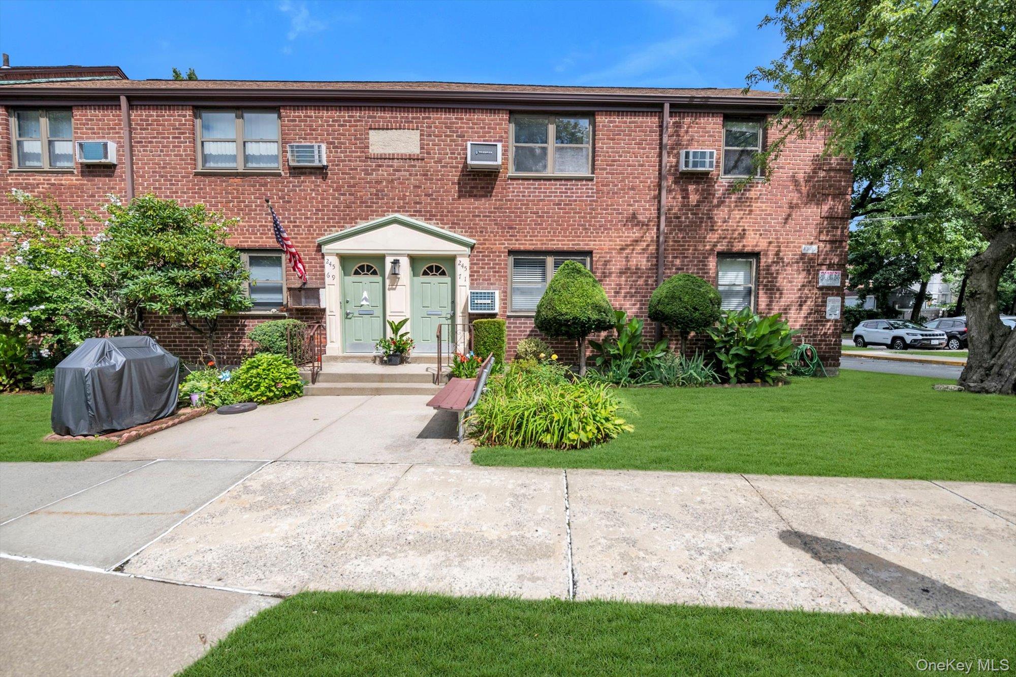 245-71 62nd Avenue, Unit B1-12 photo 2