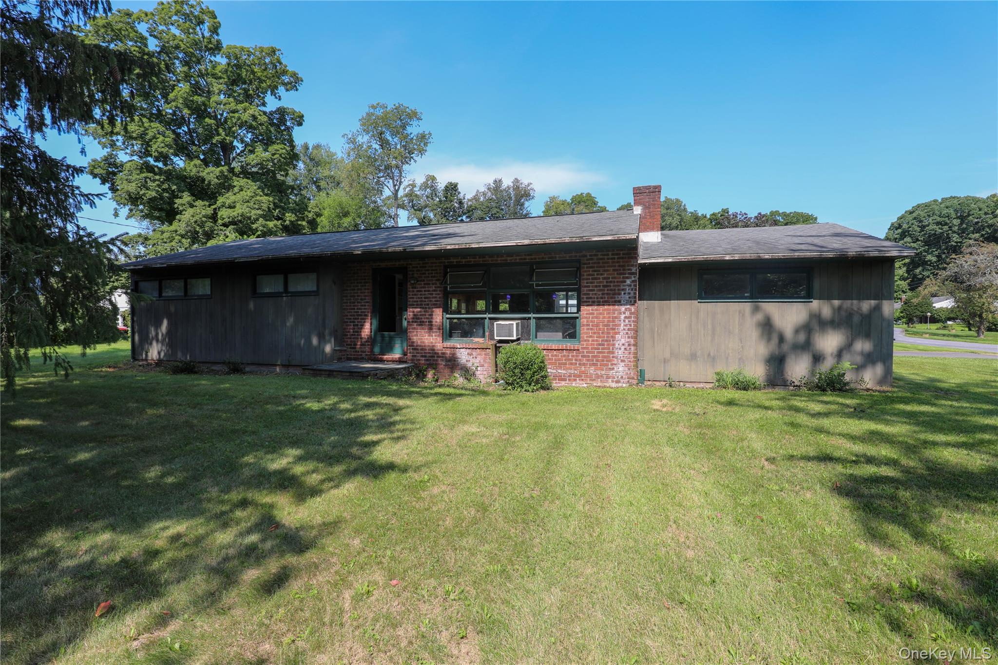203 Maple Lane – For Sale photo 3