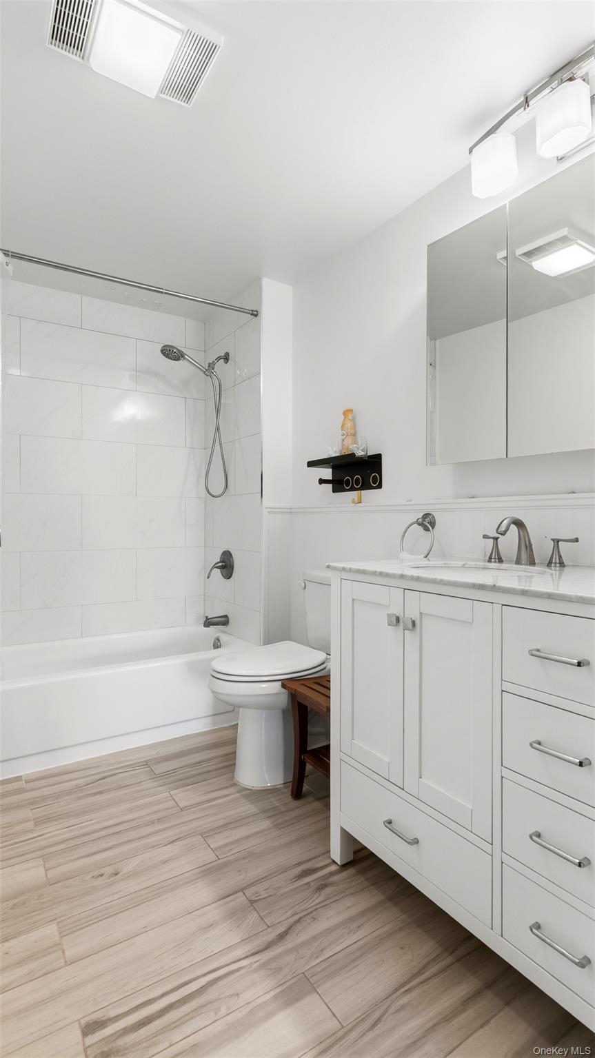 1376 Midland Avenue, Unit 404 photo 6