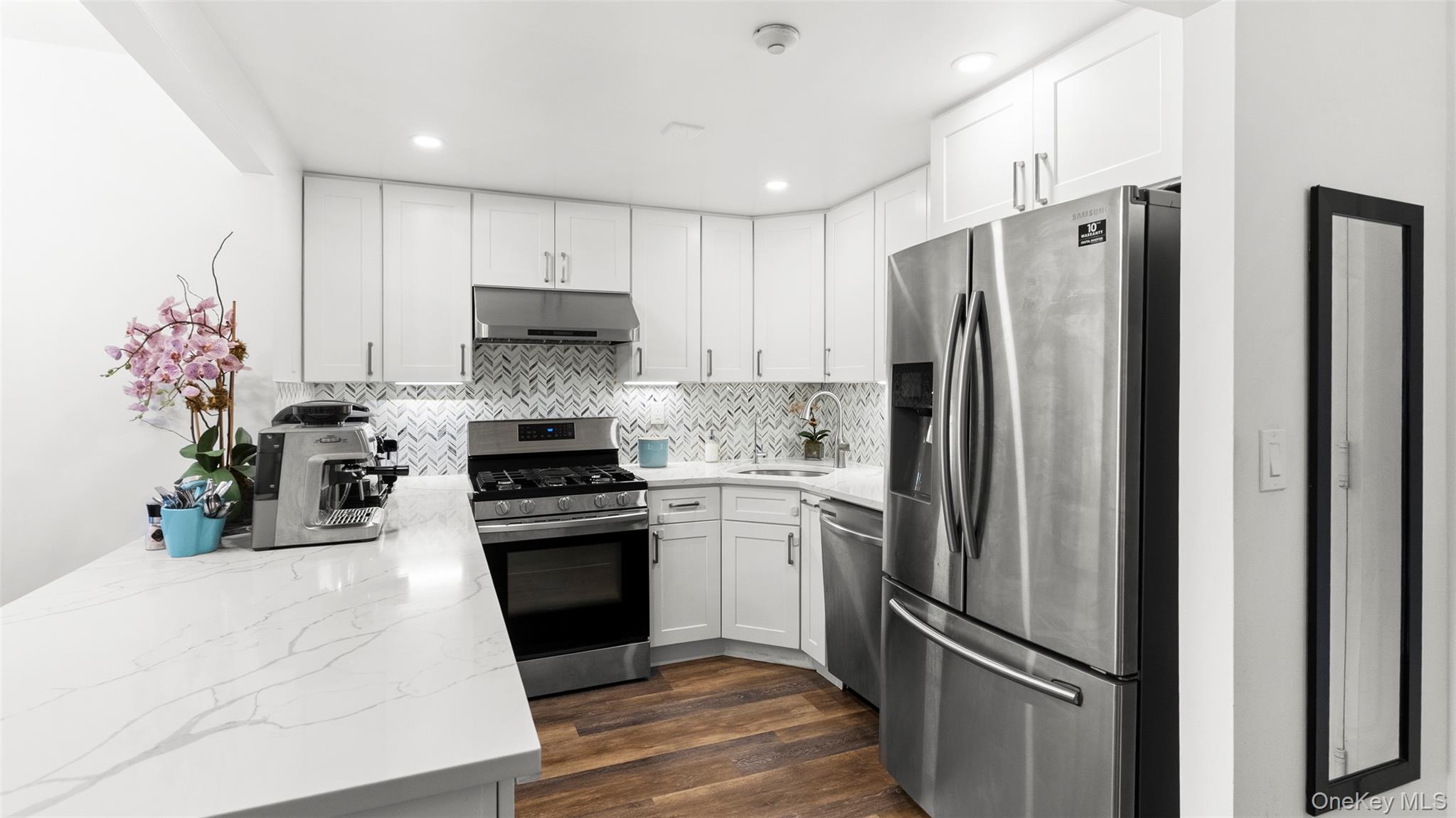 1376 Midland Avenue, Unit 404 photo 9