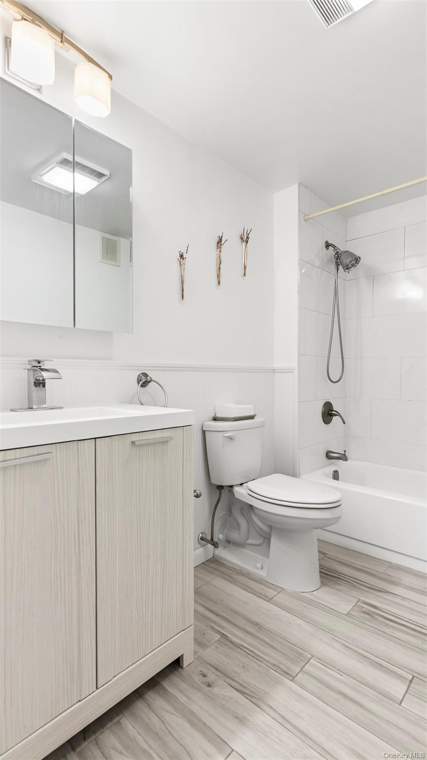 1376 Midland Avenue, Unit 404 photo 8