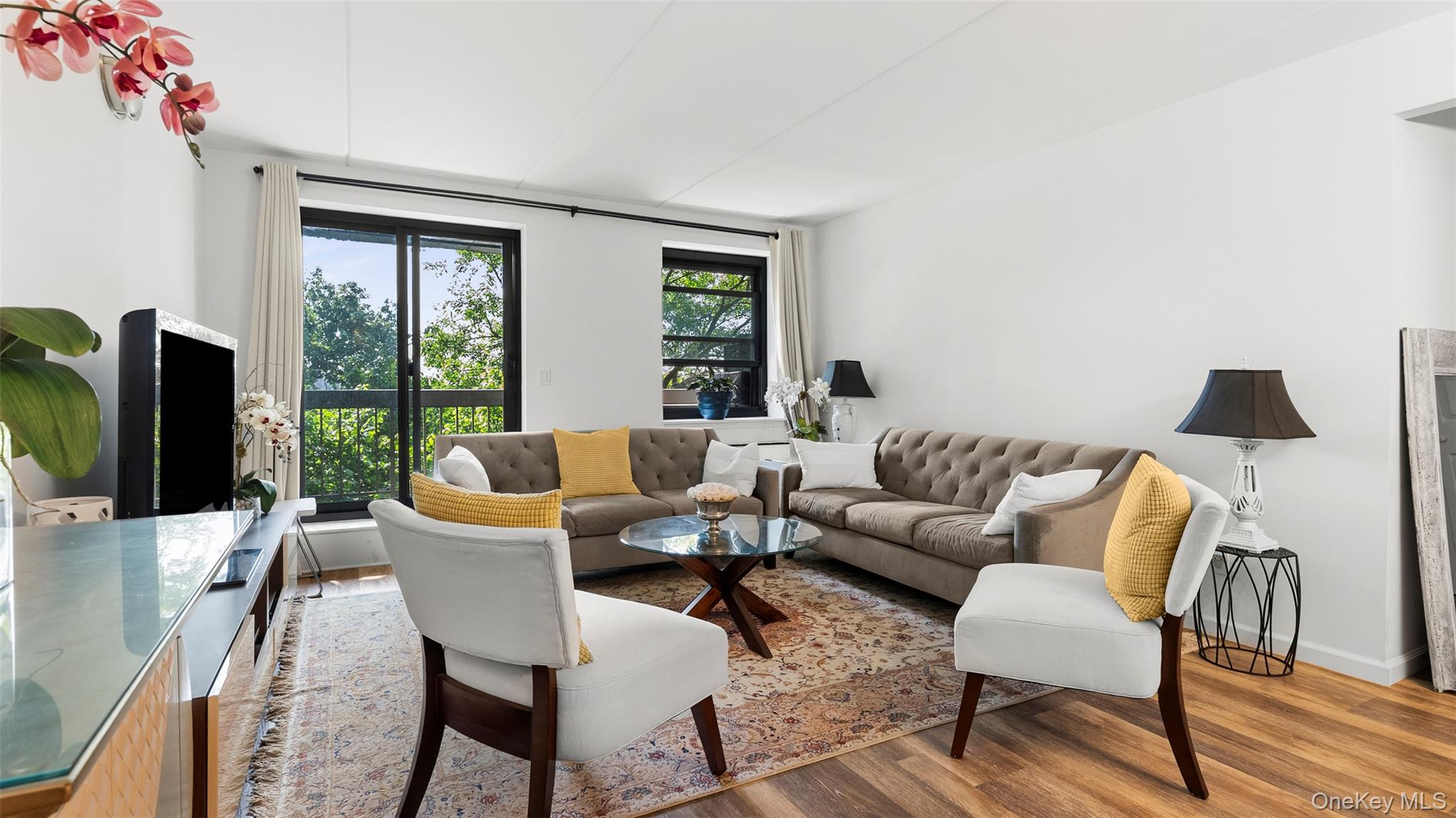 1376 Midland Avenue, Unit 404