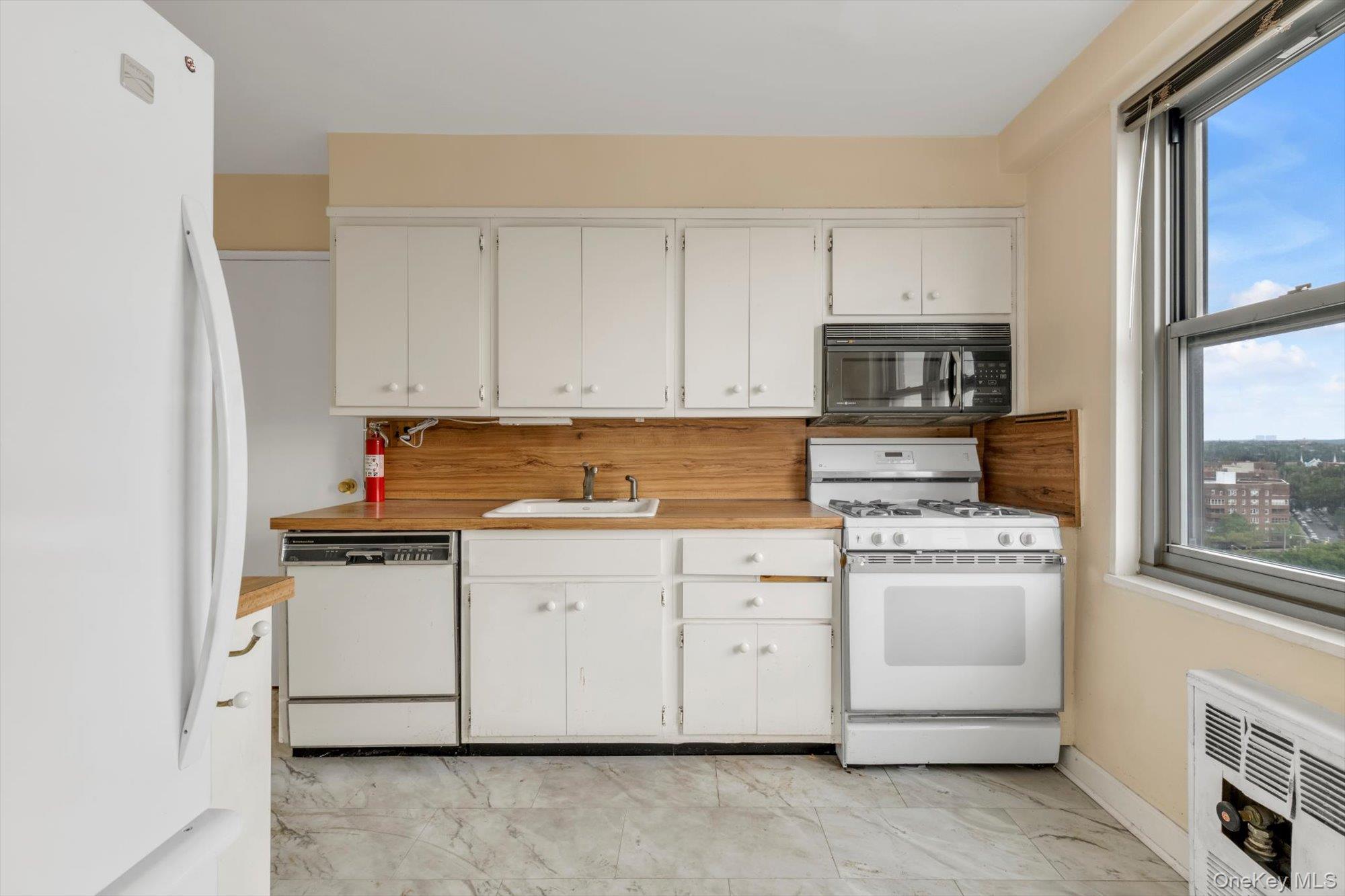 70-25 Yellowstone Boulevard, Unit 14H photo 5