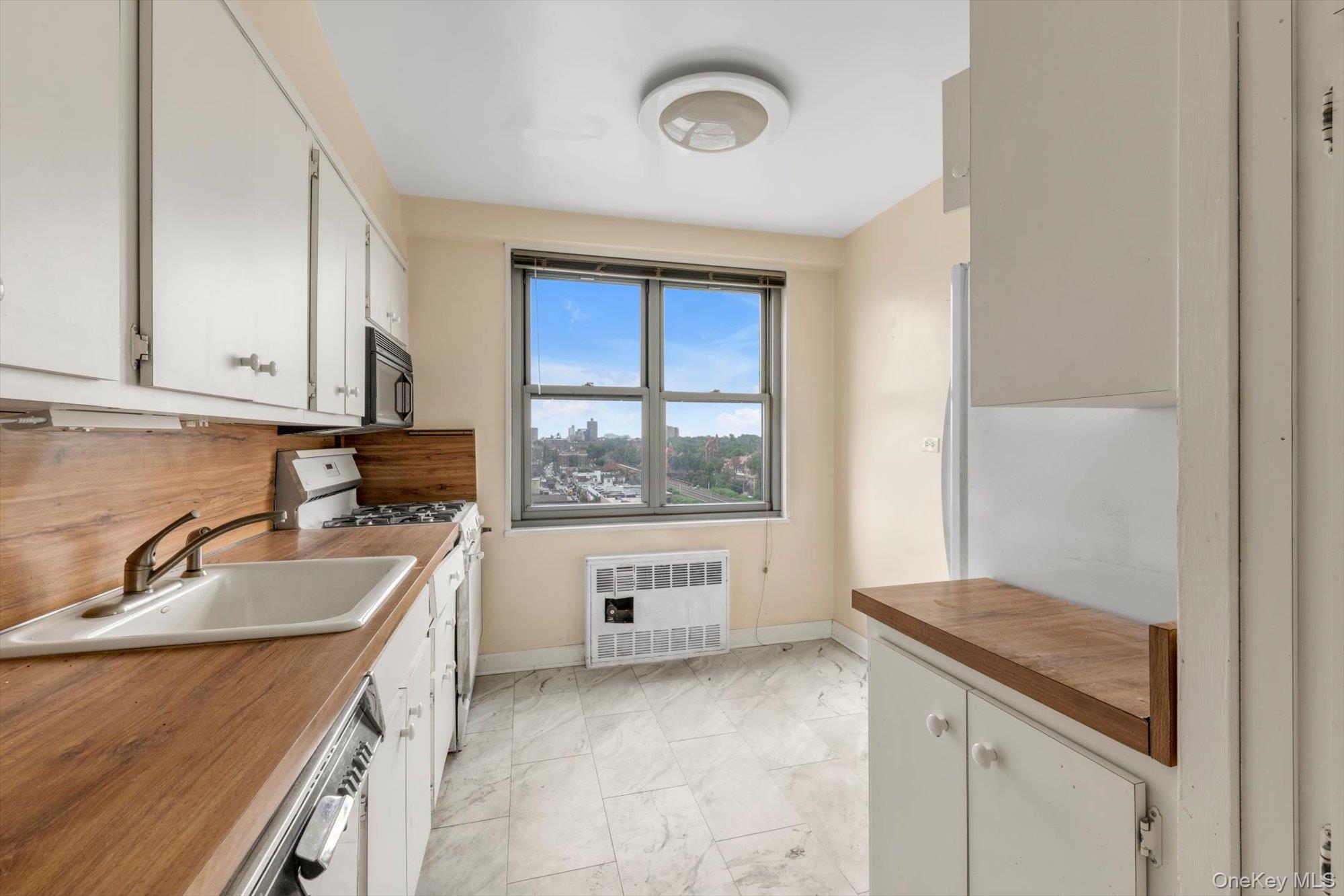 70-25 Yellowstone Boulevard, Unit 14H photo 6