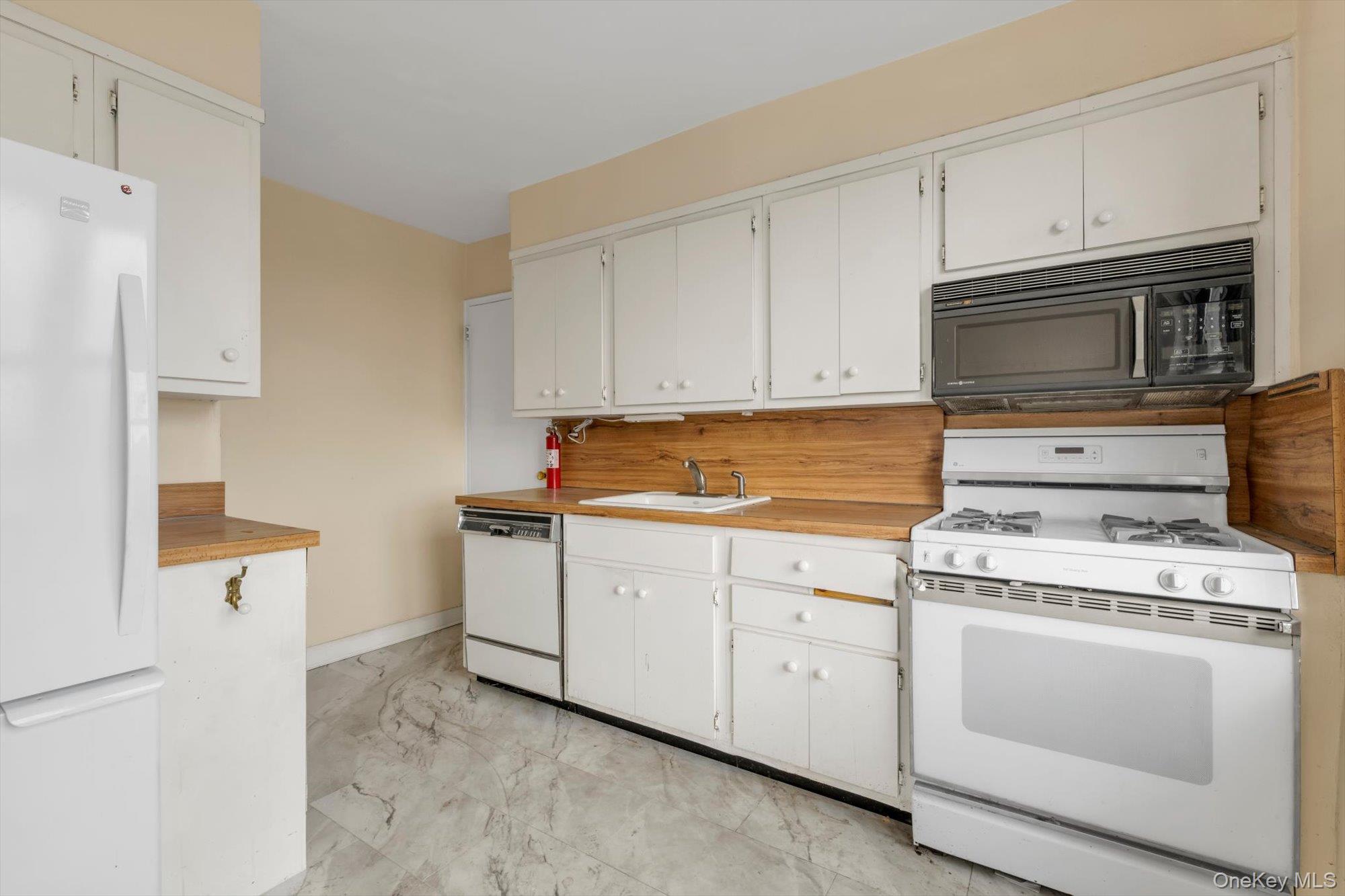 70-25 Yellowstone Boulevard, Unit 14H photo 7