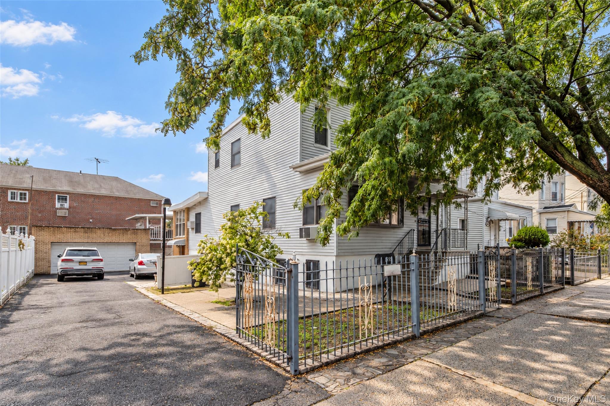 1559 Hollywood Avenue – For Sale