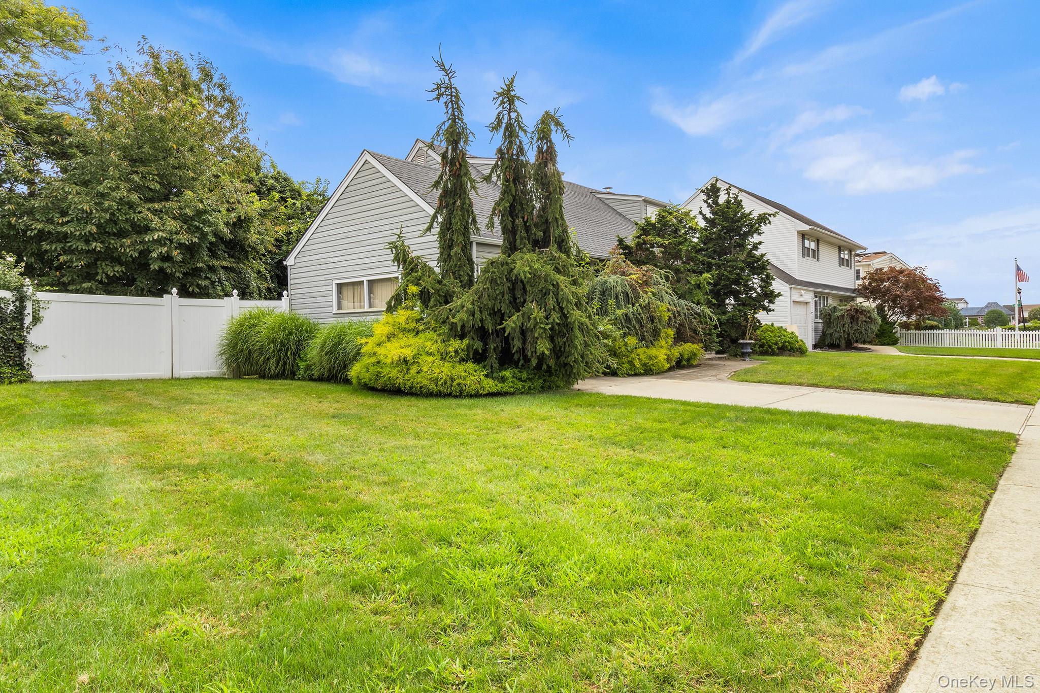 2075 Alan Drive – For Sale photo 3