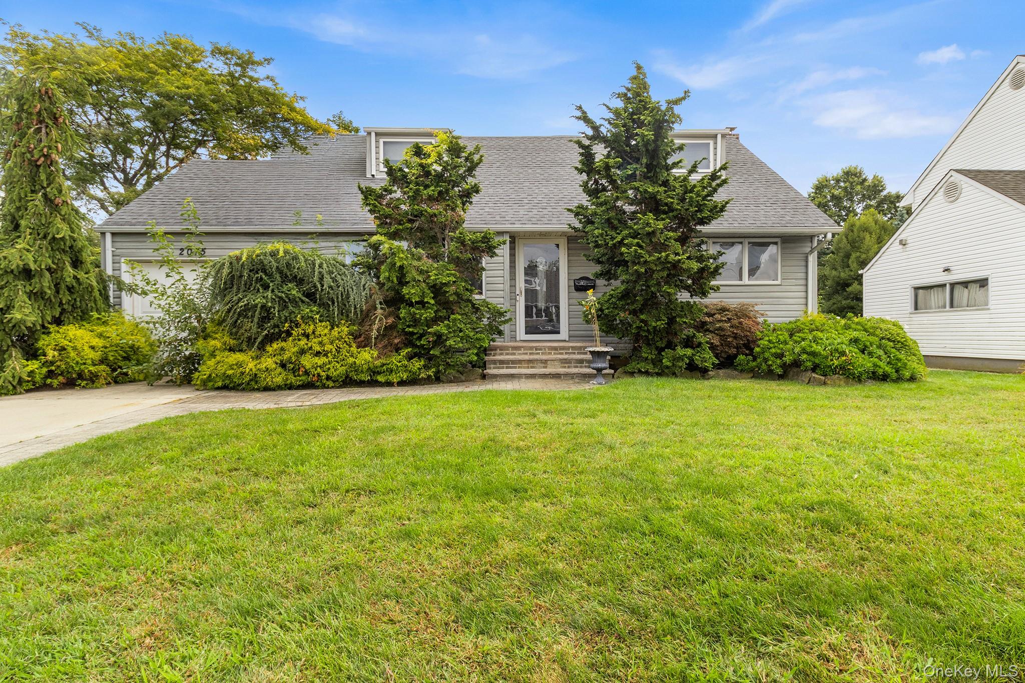 2075 Alan Drive – For Sale