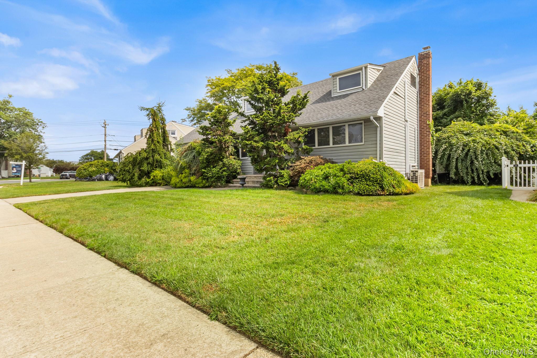 2075 Alan Drive – For Sale photo 2