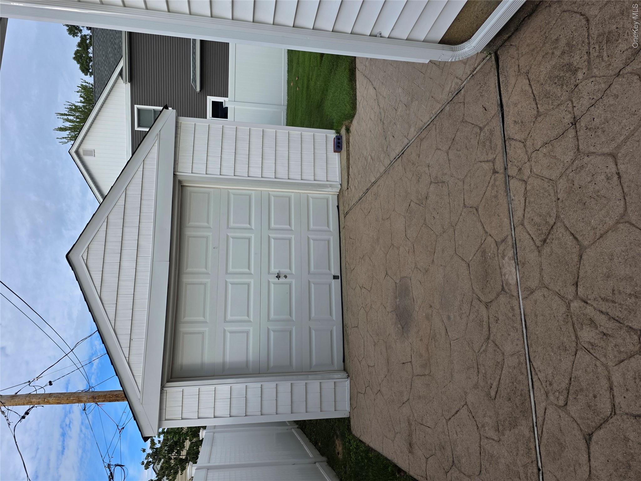 654 Carlyle Avenue – For Sale photo 3