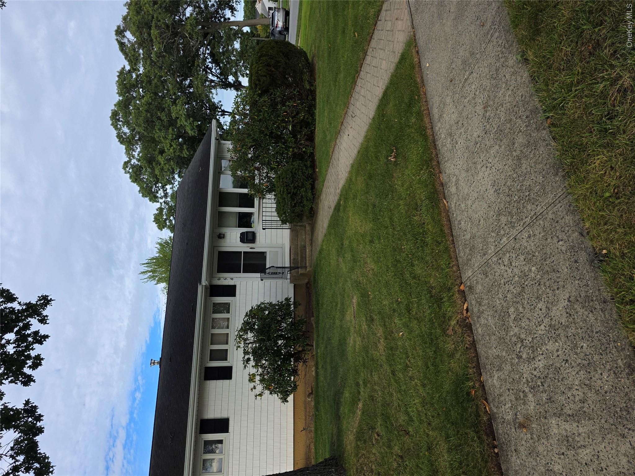 654 Carlyle Avenue – For Sale