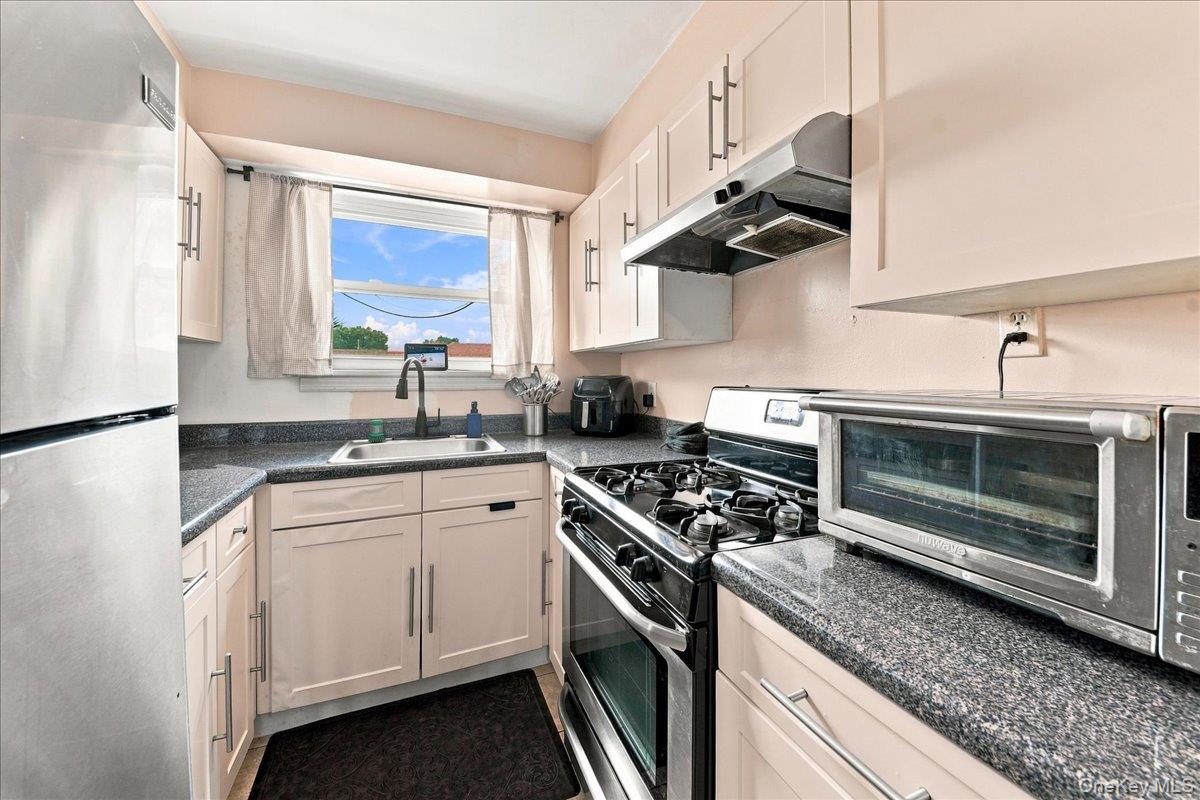 841 Swinton Avenue – For Sale photo 4