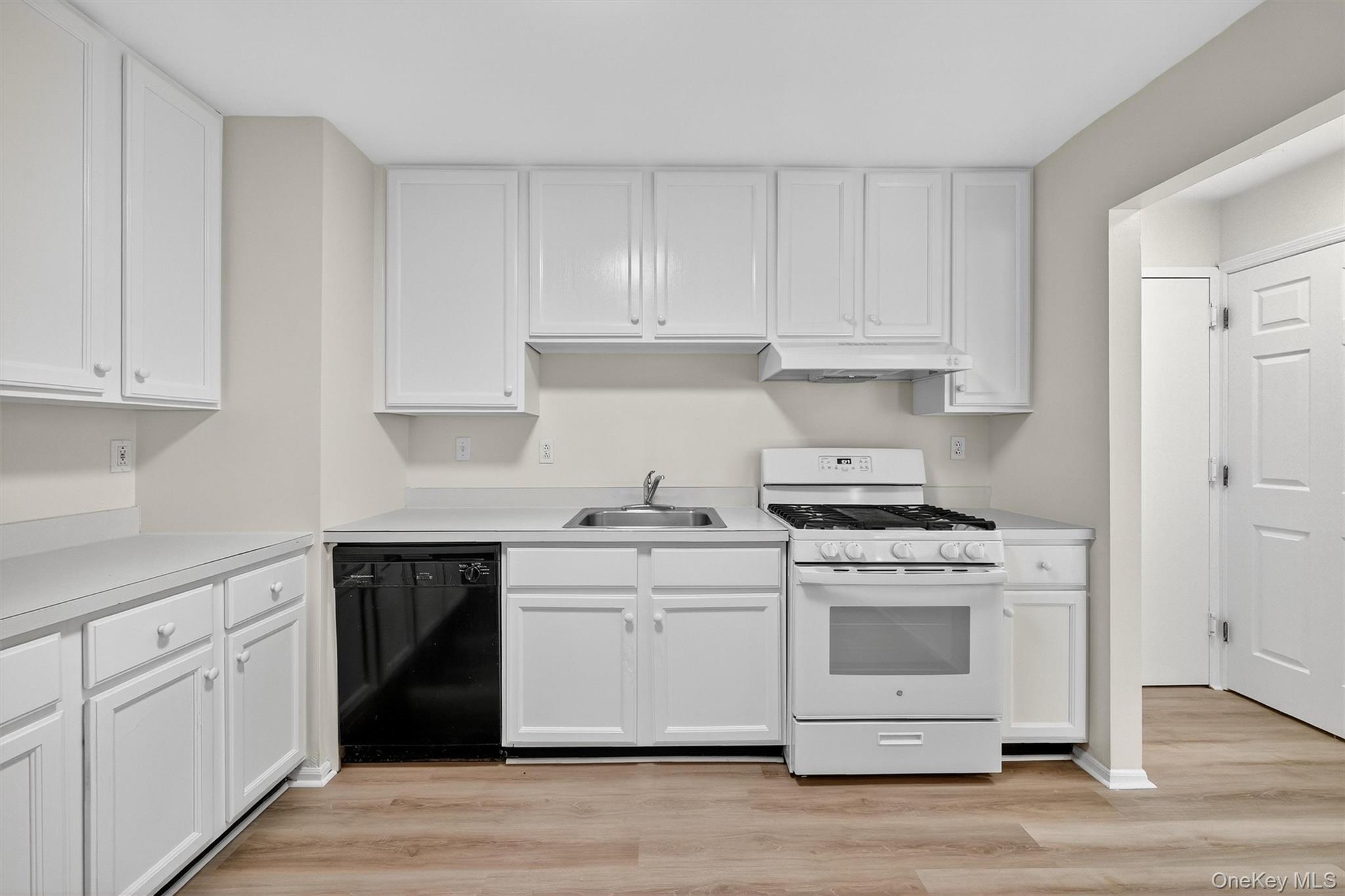 10-12 Chestnut Street, Unit A202 photo 3