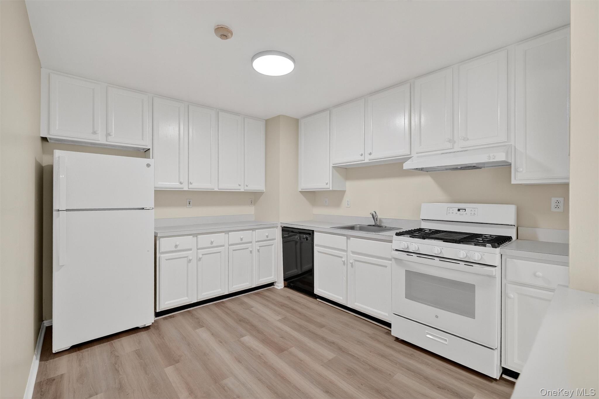 10-12 Chestnut Street, Unit A202 photo 6