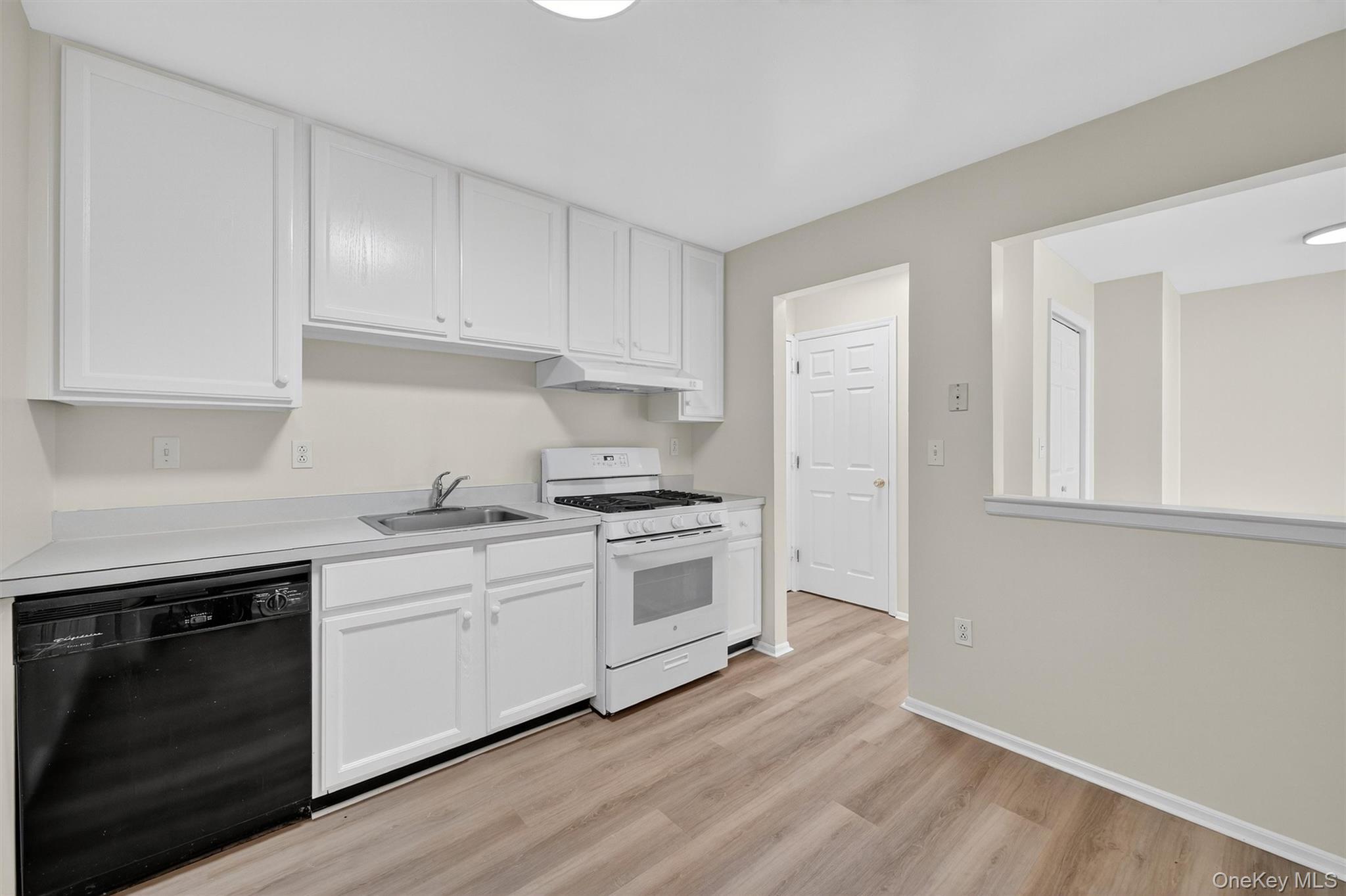 10-12 Chestnut Street, Unit A202 photo 4