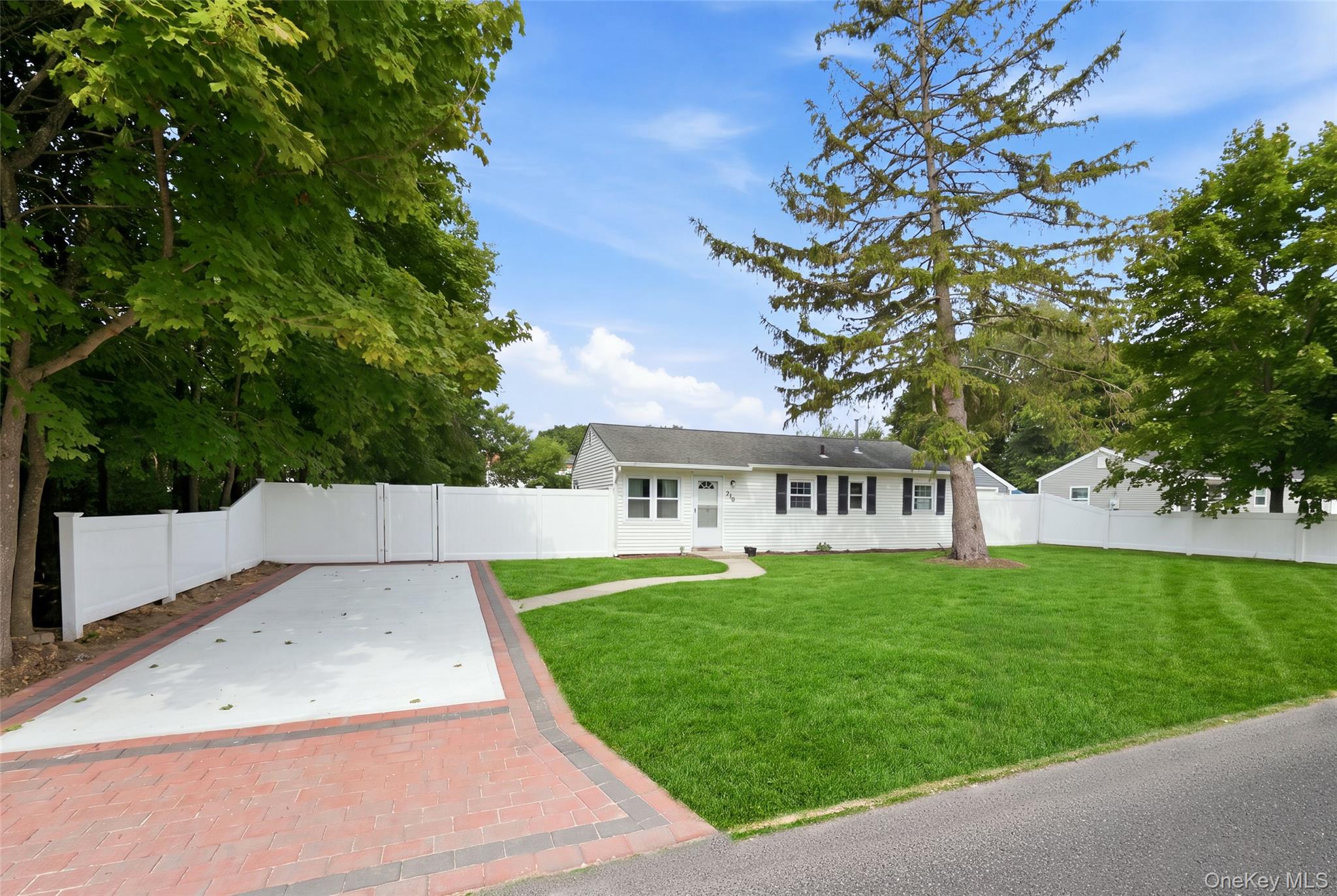 710 Bourdois Avenue – For Sale photo 2