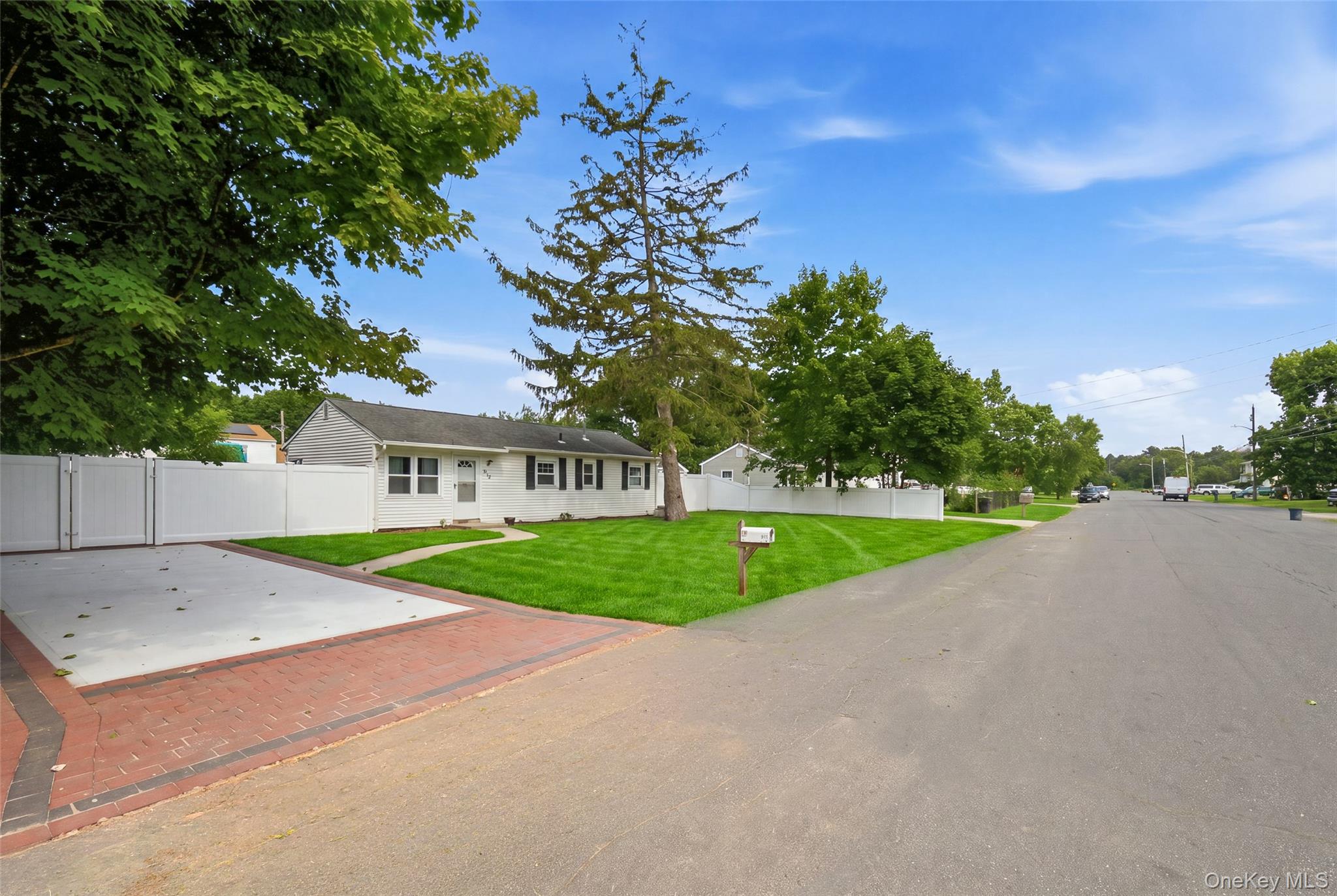710 Bourdois Avenue – For Sale photo 4