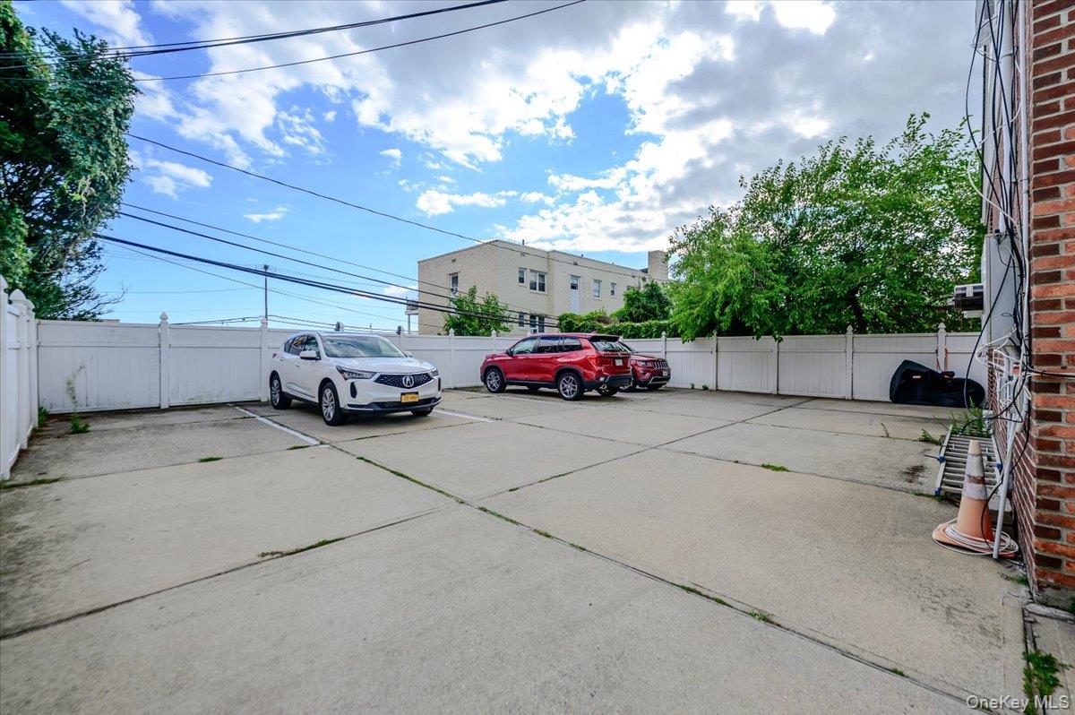 364 E Broadway, Unit middle photo 13