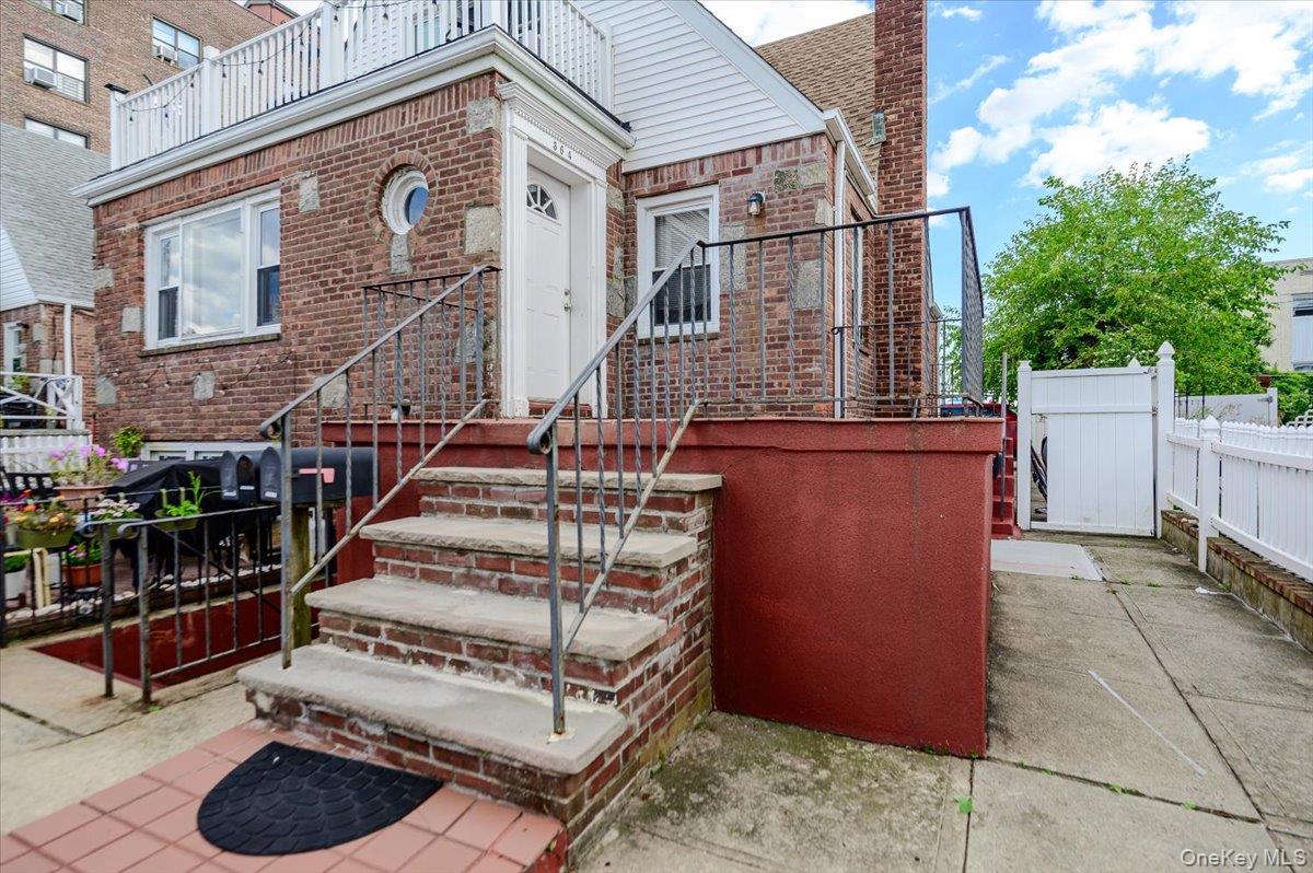 364 E Broadway, Unit middle photo 2