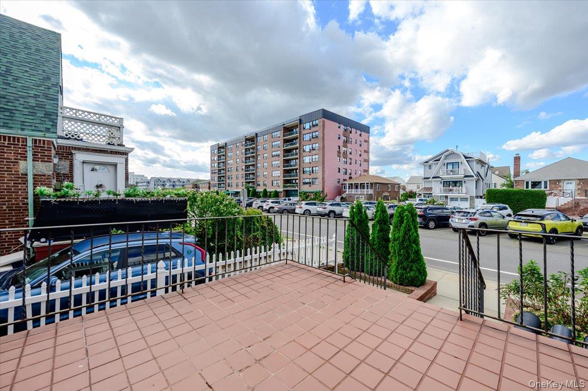 364 E Broadway, Unit middle photo 3