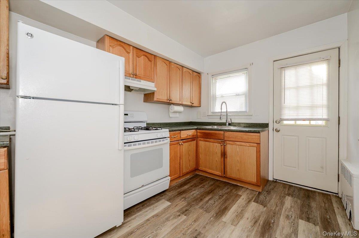 364 E Broadway, Unit middle photo 9