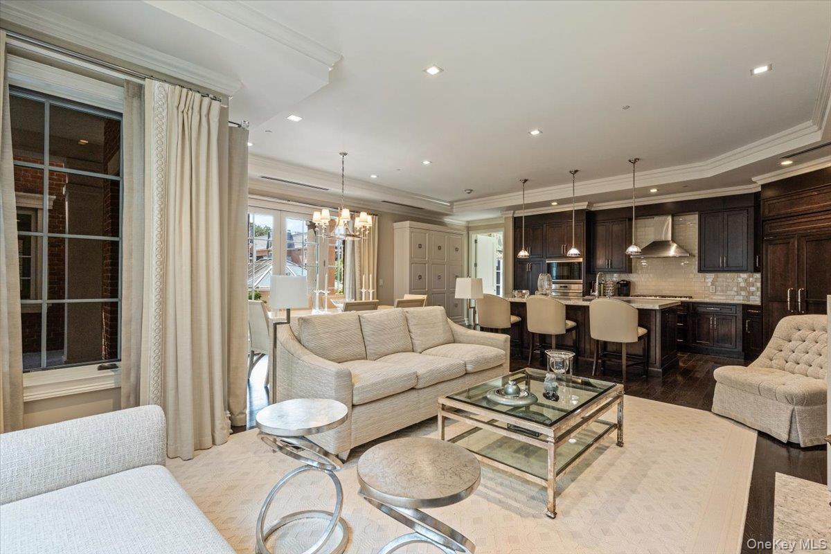 2000 Royal Court, Unit 2009 photo 4