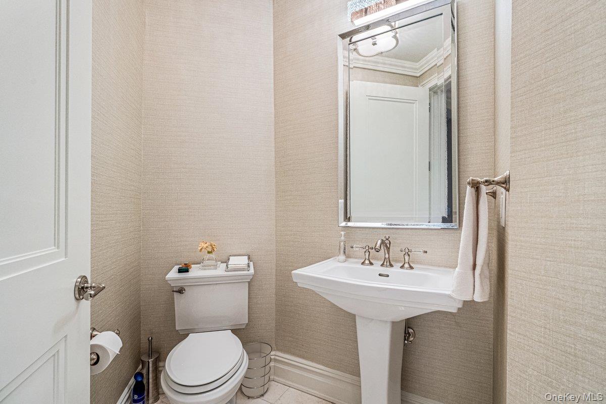 2000 Royal Court, Unit 2009 photo 19