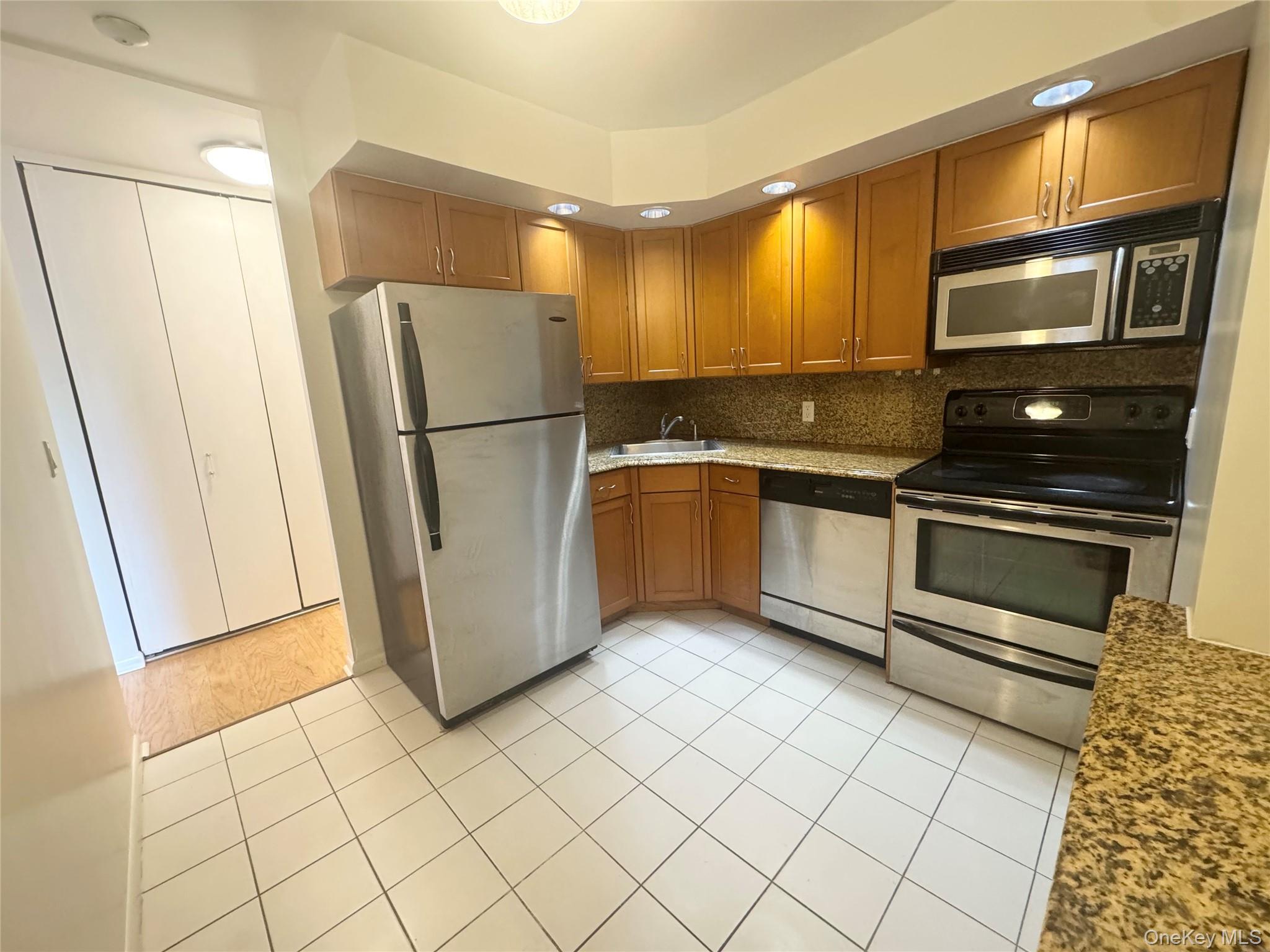 141 Great Neck Road, Unit 3F photo 12