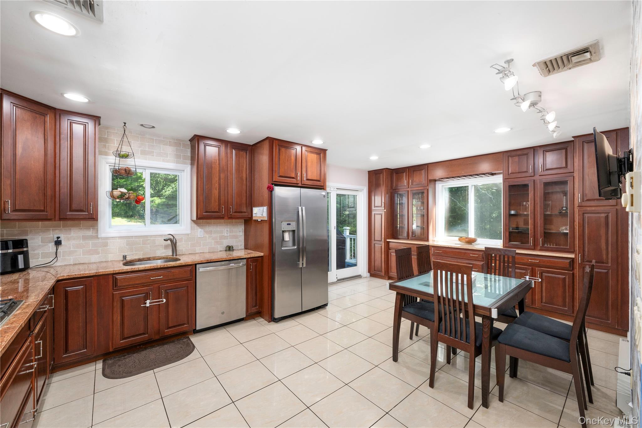 137 W Shore Drive – For Sale photo 7