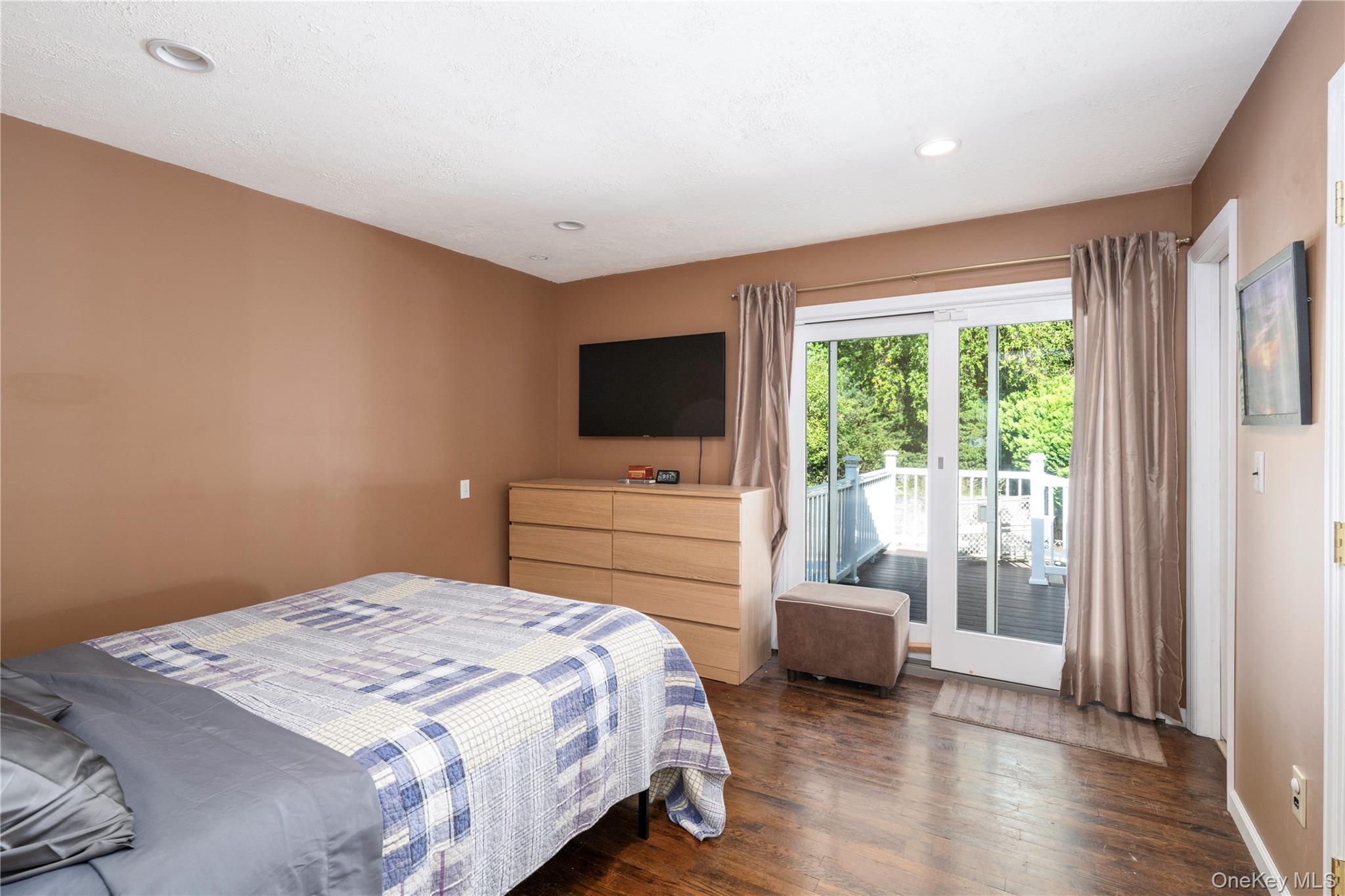 137 W Shore Drive – For Sale photo 10