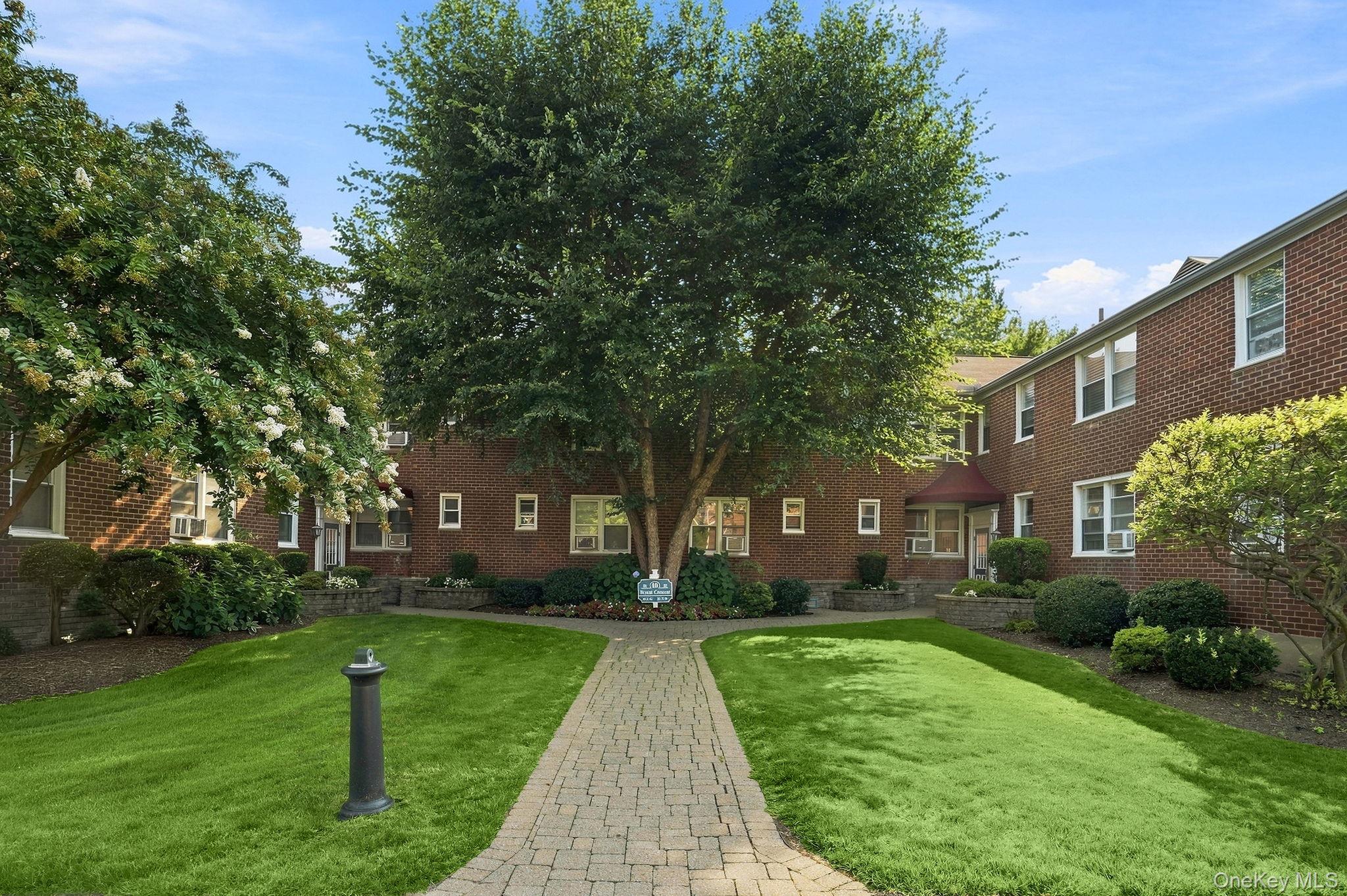 10 Bryant Crescent, Unit 1L photo 2